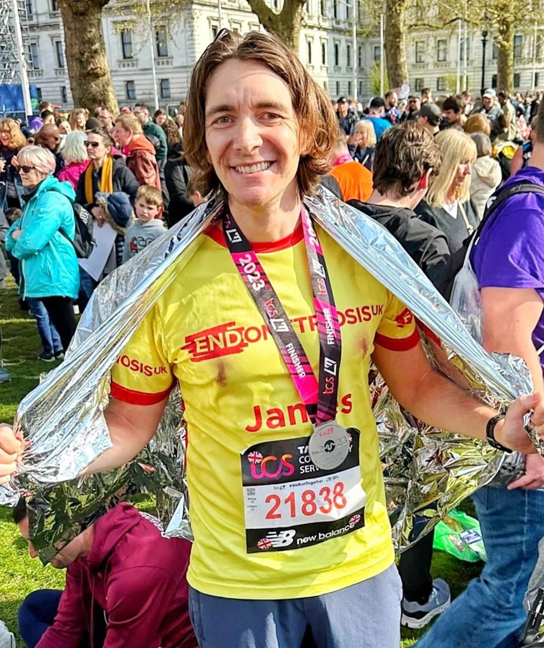 ジェームズ・フェルプスのインスタグラム：「London Marathon ✔️ Possibly one of the hardest things I have ever done. But so happy I did. Hip went after 21 miles but limped/wobbled home in 4hrs46.24 Thank you everyone for the amazing support and donations to @endometriosis.uk  Let's keep spreading awareness about Endo ! (yes the shirt rubbed.....😵‍💫)  Donation link is in my bio  🏴󠁧󠁢󠁥󠁮󠁧󠁿🏃‍♂️🤙🫠🏅  #endometriosisawareness #endometriosis #londonmarathon #bloodsweatandtears」