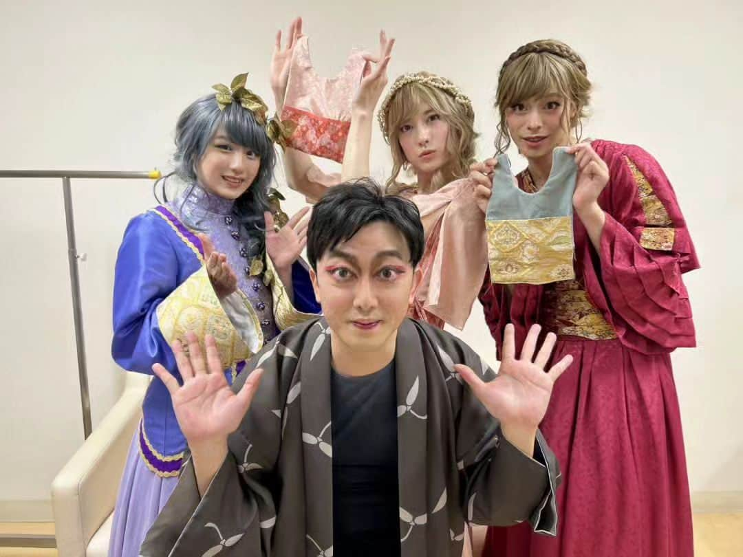 ピクニックのインスタグラム：「『夏の夜の夢』全９公演終了。 ロバにさせられたり、変な服着たり大変良い経験させて頂いた。メイクさんにも松竹衣装さんにもお世話になり過ぎました。そしてご来場の皆様本当にありがとうございました。もし宜しければお笑いライブでもお待ちしてます。  #夏の夜の夢 #東京芸術劇場 #シアターウエスト #山本一慶 さん #稲垣成弥 さん #岸本勇太 さん #宇野結也 さん #鯨井康介 さん #高木俊 さん #石田隼 さん #深澤大河 さん #弦間哲心 さん #オラキオ さん #小林功 さん #光平崇弘 さん #橋本巧望 さん #花柳梨道 さん #ピクニック」