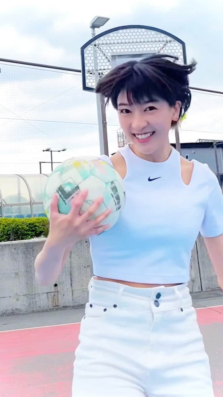 のインスタグラム：「決められるか⚽️🏀野球、バスケ、次は…？皆さん、眞嶋優に挑戦してほしいスポーツ教えてください！  juggling ⚽️→ dribbling🏀 I love to play all kinds of sports. What’s next???  #サッカー #リフティング #フリースタイルフットボール  #日本 #バスケ #スポーツ女子 #ファッション #スポーツウェア #公園 #埼玉スタジアム #埼スタ #足球 #soccer #football #freestylefootball #basketball #japan #shorthair #wsskills #womensoccer #womenfootball  #japanesegirl #축구」