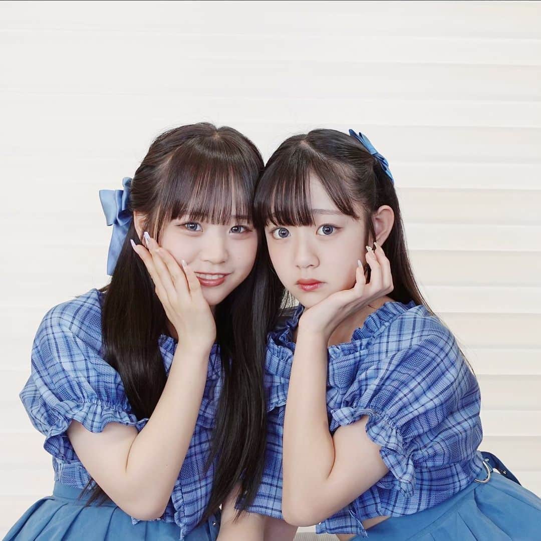 さやりささんのインスタグラム写真 - (さやりさInstagram)「2023/04/25  アイドル踊ってみた✊🏻‎💫 推しの子いっきにハマった！ ウォーキングしながら全巻買い集めちゃったよw 売り切れてるから何件か本屋さんまわって揃えた🫶🏻 ̖́-‬ どんだけやねんって思った人正直にいってください👦🏻  ちなみに今回もさやみ氏が振り付け考えてくれたよ👩🏻‍❤️‍👩🏻 ぜひご覧くださいませ！ 今回の衣装かわいすぎ〜  #推しの子  #アイドル  #アイドル衣装  #踊ってみた  #双子コーデ  #無加工グラム」4月25日 17時58分 - sayarisa.insta