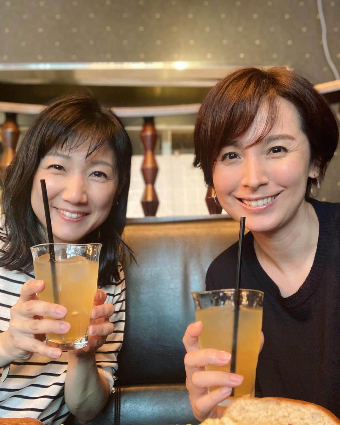 野村真季のインスタグラム：「先日、ようやっとの#ランチ会   コミュニケーションマスター👑✨と私が慕う、上宮菜々子さんと。 @nanako_uemiya_ex   お互いの仕事のシフト上、なかなかランチタイムに合わせられず、 あんなこともこんなことも、喋りたいことが溜まっていたのよーー！！と喋り倒した。 （もちろんステーキもしっかり食べた）  仕事しながら、子育てしながら、バランス取ったり時々心折れたり。いろいろある40代（と40のとば口にたった上宮さんもアラフィフに入る私も、ざっくり括ってしまうけど）。  かつての同僚・大木優紀ちゃんの名言再び。 「35歳過ぎたら、みんな同期」  とっくに35歳を一回り過ぎた身としては、心許して屈託なく話せる相手は本当に貴重。特に人見知りで出不精でまめではない私（どんだけ！）が、いろいろ話を聞いてもらったり、相談に乗ってもらったり。  上宮さんも同期です。（きっぱり）  ということで、 まだまだ喋り足りないので、また近日中にランチを誓い合う。」