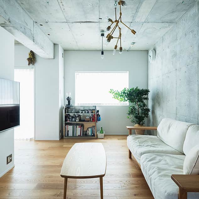 無印良品の家さんのインスタグラム写真 - (無印良品の家Instagram)「【住まいの実例】 東京都三鷹市「MUJI INF ILL０」 ・築年数：1999年 ・リノベーション完成年月：2020年4月 ・面積：54.91m² / 2階  住まいづくりでお2人がとくに気を配ったのは「コンクリート打ちっぱなし」の内装と「間取り」でした。 「広い空間を生かした、動線がすっきりした清潔感のある住まいにしたいと思いました。とくにキッチンをどこに置くかはものすごく迷いました。納得のいくレイアウトになるまで、担当の方とも何度も相談しました。結果的に、玄関を入ってすぐキッチンがある間取りになりましたが、実際に暮らしてみても、いい感じですね」と話すお2人は、完成した住まいには満足しているそうです。  2020.9.8公開住まいの実例『おうち時間がいままでとは比較にはならないほど長くなりましたが、ストレスを感じずにすんでいます』より  詳しくはプロフィールハイライトか、「無印良品の家」HPをご覧ください。 @mujihouse  #無印良品の家 #無印良品のリノベーション #無印良品 #リノベーション#muji #mujihouse #MUJIINFILL0 #施工事例集 #リノベ #2人暮らし #家づくり #間取り #リビングインテリア #リビング収納」4月25日 18時00分 - mujihouse