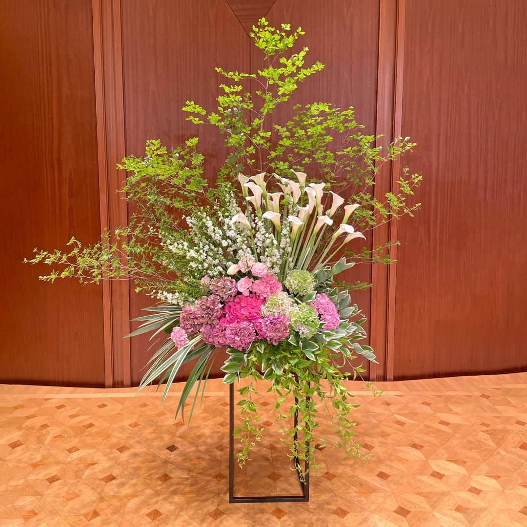 AOYAMA_HANAMOさんのインスタグラム写真 - (AOYAMA_HANAMOInstagram)「装花のご紹介（初夏の装花-3） ・ グランドピアノの両サイドに設置した大きなアレンジメント。 「初夏らしく爽やかに」というオーダーでお作りしました。 ・ ドウダンツツジでシルエットを作り、カラーやハイドランジアをメインに据えました。ギボシやナルコユリなどのグリーンがみずみずしさを加えています。 ・ ドウダンツツジは、枝ぶりもよく日持ちも良いので、5月頃から9月頃までの期間、活け込みで大活躍する枝もの。 1種類で活けるのも素敵ですが、爽やかなグリーンの色合いなので、他の花々と組み合わせても相性抜群です。 - - - #aoyamahanamo #青山花茂 #表参道の花屋 #お花のある生活 #花が好きな人と繋がりたい #花を飾ろう #花のある暮らし #花のあるくらし #花のある日常 #ドウダンツツジ #灯台躑躅 #枝物 #カラー #アジサイ #ハイドランジア #ギボシ #ナルコユリ #装花 #活け込み #青山花茂活け込み #劇場装花 #コンサート装花 #季節の装花 #初夏の装花 #インテリアフラワー #フラワーアレンジメント」4月25日 18時00分 - aoyama_hanamo