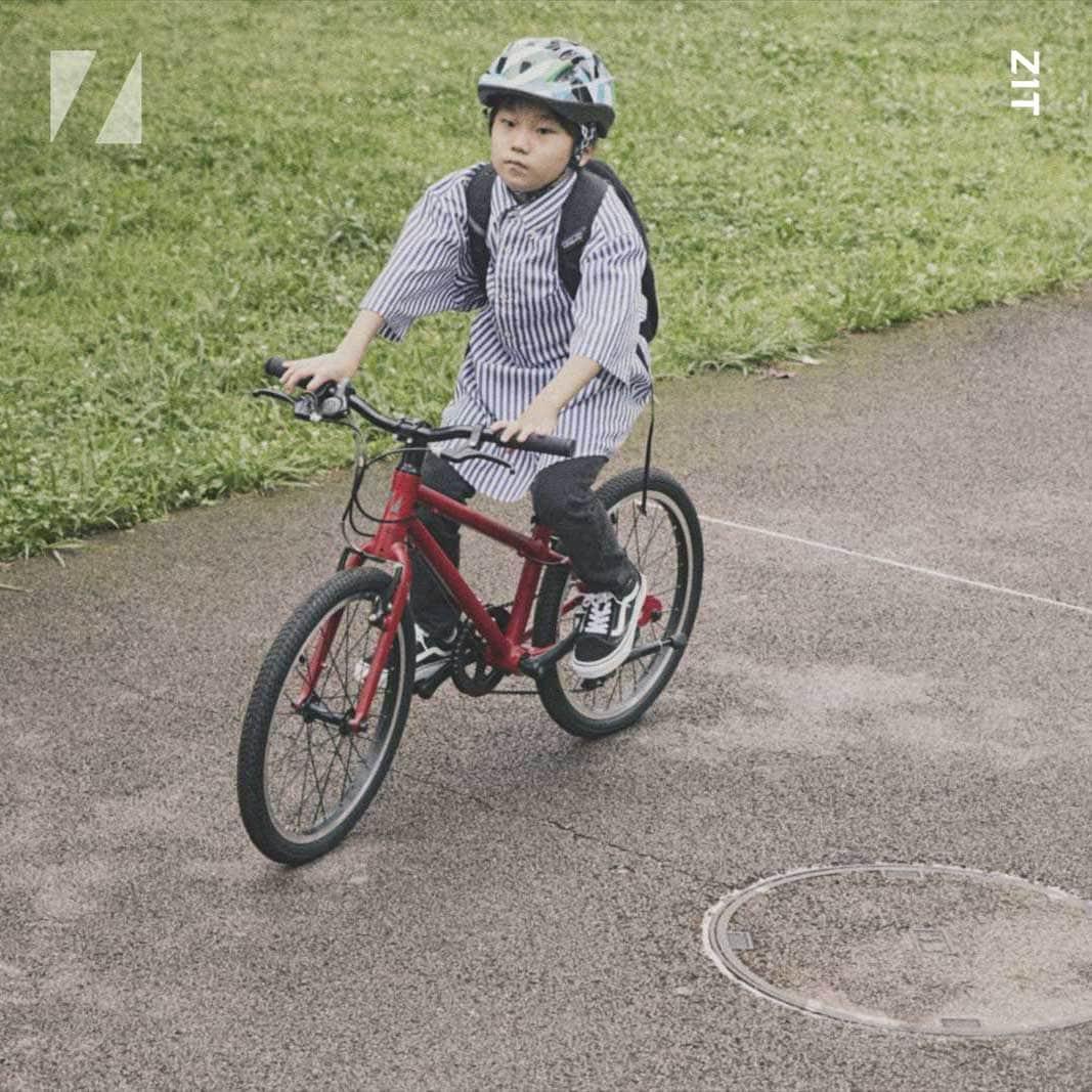 RITEWAY -Official Instagram-さんのインスタグラム写真 - (RITEWAY -Official Instagram-Instagram)「ZIT ジット  自転車が大好きになる超軽量キッズバイク。 ペダルを漕げるようになった瞬間、普段車で行っている公園に自転車でたどり着いた瞬間、達成感と自尊心で満たされた最高の笑顔に出会えます。 クラス最軽量8.6kgで軽くて思い通りに走れるZITは子どもの移動範囲をさらに広げてくれて、何よりも楽しい親子の時間を作れます。 —————————— #ritewayzit #ジット #riteway #ライトウェイ #自転車 #自転車のある生活 #キッズ自転車 #こども自転車 #子供自転車 #サイクリング #クロスバイク #20インチ自転車」4月25日 18時00分 - riteway_bike