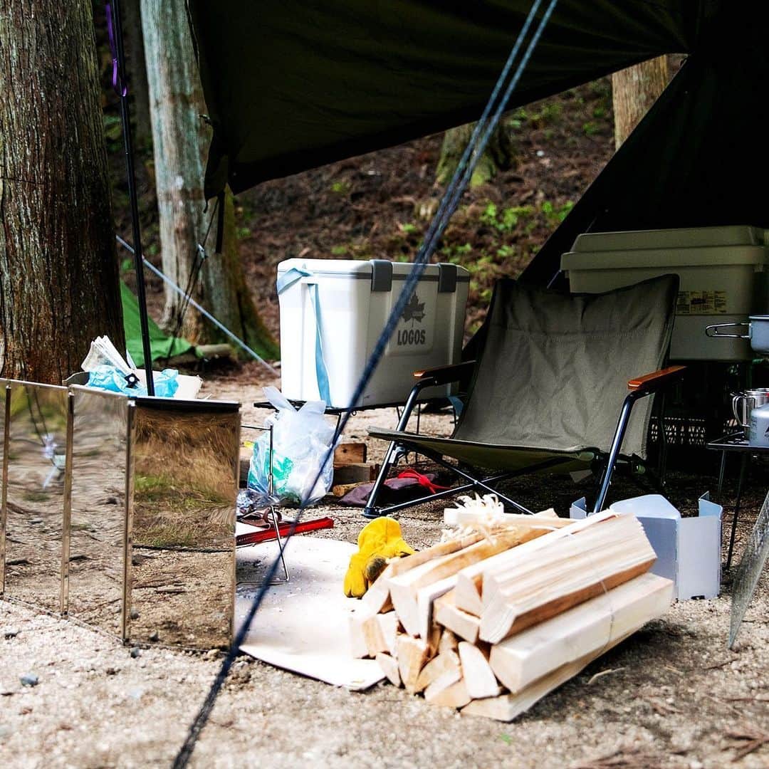 キャンプ情報サイト［ランタン］さんのインスタグラム写真 - (キャンプ情報サイト［ランタン］Instagram)「CAMP SMILE STYLE ／ カーキのテントで森の中に溶け込むソロスタイル。 自分だけの秘密基地感でワクワク ＼ いろんなキャンパーのキャンプスタイルを現地取材と一般キャンパーからの投稿で数多く掲載してます。 . . 詳しくは @lantern.camp webサイトをご覧ください . . #camp #camping #camplife #outdoor #travel #trip #lantern_smile #キャンプ #キャンプ用品 #アウトドア #テント #自然 #旅行 #キャンプ初心者 #キャンプ好きな人と繋がりたい #アウトドア好きな人と繋がりたい #camper #外遊び #キャンプスタイル #かぶとの森テラス #ソロキャンプ #ソロキャン #OneTigris #ワンティグリス #焚き火台 #DIETZ #デイツ #NEUTRALOUTDOOR #ニュートラルアウトドア」4月25日 18時00分 - lantern.camp