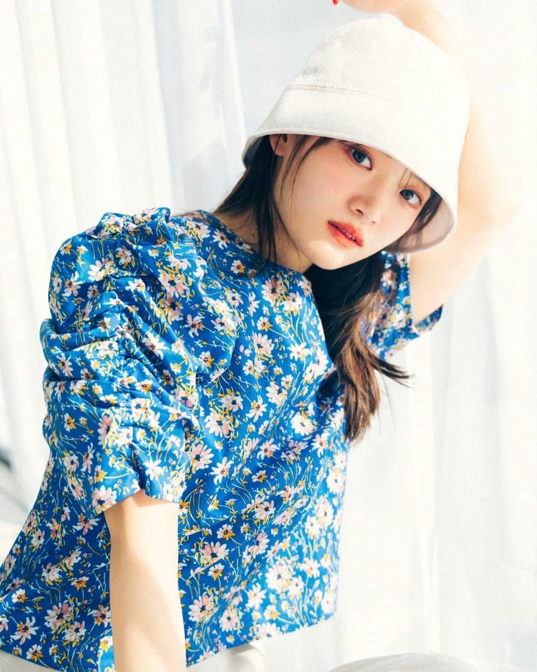NATURAL BEAUTY BASICのインスタグラム：「Limited Edition ～Showy Summer～ Feat.Karin Takubo  田久保夏鈴さんが着こなすリミテッドコレクションが到着。 視線を誘うブライトカラーに、表情豊かなジャガード、 Itな肌見せを叶えてくれるカットアウトやシアー素材… 夏に向けてお洒落のテンションをUPさせたい今こそ、 華やぎアイテムの力を借りて。  レトロなブルーフラワーのブラウスで リラクシーなパンツルックに旬な華やぎを  ■コットンフラワープリントブラウス ¥7,480 tax in size:FR color:ブルー/グリーン #0173110530  ■カフスワイドパンツ ¥10,890 tax in size:S/M color:オフ/ベージュ #0173130530  プレイフルな花柄とボリューミーなギャザースリーブが大人可愛いブラウスで、 夏のパンツStyleに奥行きをプラス。 腰位置を高く見せてくれる クロップド丈×ハイウエストのバランスもGOOD。 パンツはセンタープレスディテールと 裾のカフスが高見え効果絶大。 リネンライクなバケットハットで軽やかさとこなれ感をON。  ---------------------------------------  本日より公式オンラインサイトにて プレオーダー受付スタート✨  5/3(水)～下記店舗にて販売となります。  ＜取り扱い店舗・オンラインストア＞ 札幌ステラプレイス エスパル仙台 ルミネ大宮 ルミネ池袋 ルミネ荻窪 新宿ミロード 銀座インズ ラゾーナ川崎 ジョイナス タカシマヤゲートタワーモール 阪急三番街 ルクア大阪 京都ポルタ 天神地下街 NBB公式オンラインストア（SANEI bd ONLINE)  #田久保夏鈴 さん #LIMITEDEDITION #限定商品 #限定 #予約 #プレオーダー #パンツ #ワイドパンツ #花柄ブラウス #お出かけコーデ #ギャザーブラウス  #オフィスコーデ #オフィスカジュアル #通勤コーデ #大人可愛い #春コーデ #カラーコーデ #オレンジコーデ #着回しコーデ #きれいめカジュアル #ベーシックコーデ #ベーシック #ナチュラルコーデ #トレンドスタイル #シンプルコーデ #ナチュラルビューティーベーシック #naturalbeautybasic」