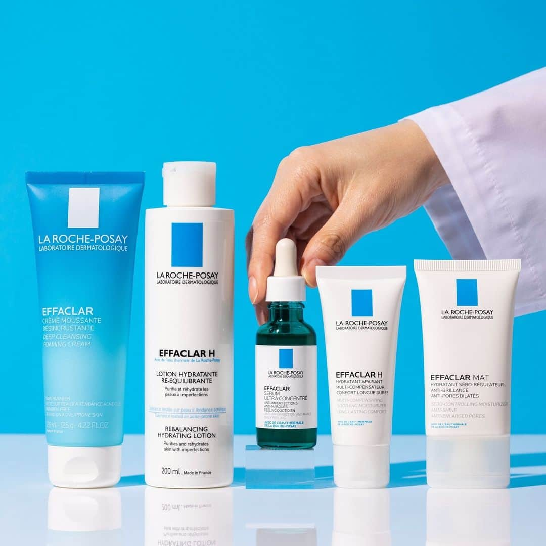 LA ROCHE-POSAY JAPAN ラロッシュポゼのインスタグラム：「【テカリを抑えたい方必見👀🔥】  気温も高くなり、Tゾーンのテカリが気になる方も多いのでは？！ #ラロポ のエファクラマットでテカリを抑えましょう✨  ．．．．．．．．．．．．．．．．．．  ▶︎エファクラ マット テカリをケアする*1さっぱりタイプの保湿ジェルクリームです👀💙 整肌成分セブライズ*2を配合。にきびやテカリの原因となる過剰な皮脂を考慮しました👩‍🔬✨ オイリー肌、毛穴感の気になる肌の方にもおすすめです💁‍♀️✨ 皮脂吸着パウダー パーライトを配合し、マットでなめらかな素肌へ導きます。  ．．．．．．．．．．．．．．．．．．  ▶︎EFFACLAR エファクラ シリーズ🌱✨  エファクラ シリーズはニキビができやすい肌のためのスキンケアシリーズです🌿 洗顔料と化粧水、乳液・クリームのラインナップがあり、乳液・クリームはしっとりタイプとさっぱりタイプがあります。 お悩みや肌タイプに合わせてお選び下さい😊 ♪ 詳細は公式サイトをチェック👀  --------------------- ■EFFACLAR エファクラシリーズ 左から ・ エファクラ フォーミング クレンザー 125mL ・エファクラ モイスチャー バランス ローション 200mL ・エファクラ ピールケア セラム 30mL ・エファクラ H イソバイオームクリーム 40mL ・エファクラ マット 40mL ---------------------  *1 皮脂吸着パウダー（パーライト）による *2 サルコシン  ・・・・・・・・・・・・・・・・・・・・・・・・  --------------------- ■エファクラ マット ---------------------  ＊＊＊＊＊＊＊＊＊＊＊＊＊＊＊ ラ ロッシュ ポゼ 化粧品空き容器を、全国のロフト店舗*( ラ ロッシュ ポゼ販売店舗)にて回収しています。 是非、使用済みの製品をお持ちください。 ＊後楽園ロフト東京ドームシティラクーア店、堺ロフトを除く。 ＊ターマルウォーター/セロザンク/アンテリオスＵＶプロテクションミストは回収製品除外です。  #ラロッシュポゼ #larocheposay #ラロポ #スキンケア #テカリ #脂性肌 #Tゾーン #Tゾーンケア #エファクラマット #保湿 #保湿ケア #ニキビ #ニキビ対策 #肌トラブル #毛穴ケア #毛穴のざらつき #毛穴の開き #毛穴トラブル #敏感肌ケア  #潤い肌 #ツヤ肌 #毛穴 #ジェルクリーム #テカリケア #スキンケア好きさんと繋がりたい #オイリー肌 #オイリー肌ケア #肌管理 #肌質改善 #テカリ防止」