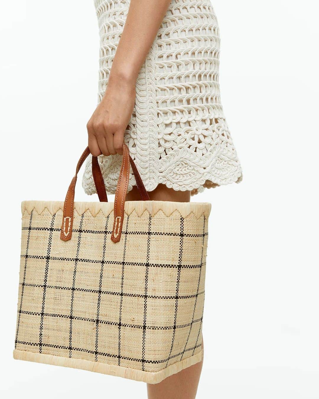 ARKETさんのインスタグラム写真 - (ARKETInstagram)「Raffia is a strong fibre made from the leafs of the Raffia palm. This beautiful raffia bag, made in Madagascar, features a checked pattern and double leather handles. A perfect bag for the beach, the picnic or simply for shopping and also available in a green check version. Design by Swedish Fair Trade brand @afroart.se. Explore all of our straw, raffia and woven bags for the upcoming summer season: link in bio. - #ARKET」4月25日 18時00分 - arketofficial