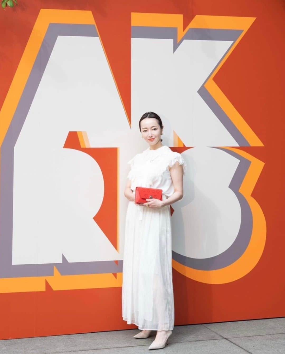 翁安芸のインスタグラム：「スイス発のファッションブランドAkris (アクリス)の誕生100周年を記念したイベントへ伺いました✨✨  クリエイティブディレクターのアルベルト・クリームラー氏や本国チームも来日しての東京国立博物館 法隆寺宝物館で開催された2023年秋冬コレクションのショー❤️  母と一緒に観させていただきました🥰🥰  メゾンのアーカイブの70年代のフラワープリントや型紙をベースにしたシックで洗練された素晴らしいコレクションでした✨  私が着ているのは、２種類のレースが使われた繊細でエレガントなシルククレープのラッフルブラウスにプリーツスカート🤍 ハートが可愛いクラッチもアクリスです。母のジャケットとバッグもアクリスの春夏コレクション💛🧡  100周年おめでとうございます❣️  @akrisofficial  #Akris #アクリス #Akris100Years #Tokyo #東京国立博物館 #akiweng」