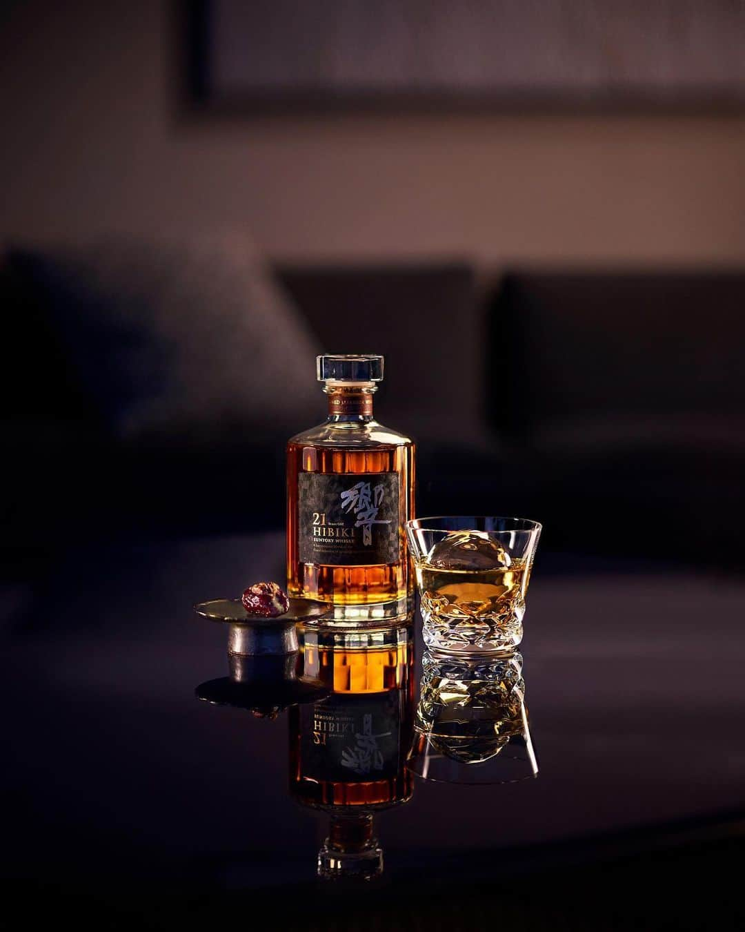 響 | SUNTORY WHISKY HIBIKIさんのインスタグラム写真 - (響 | SUNTORY WHISKY HIBIKIInstagram)「. HIBIKI TIME ～二十四節気・穀雨～  ゆっくりと移ろう時に身を委ねる。 Immerse yourself in the slow passage of time.  #hibiki #響 #hibiki_time #二十四節気 #24seasons #穀雨 #kokuu #withnature #ontherocks #丸氷 #icecube #バカラ #baccarat」4月25日 18時10分 - suntorywhisky_hibiki