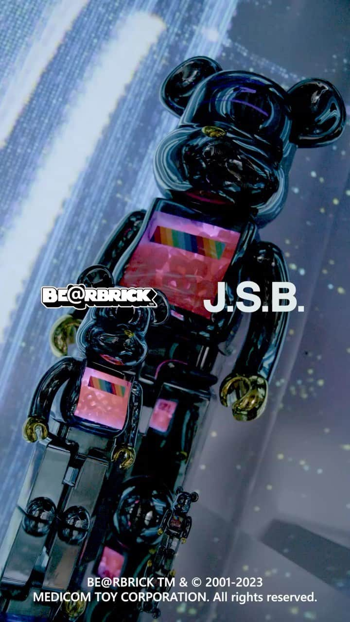 J.S.Bのインスタグラム：「BE@RBRICK J.S.B. 4TH Ver. 4.29(SAT)ON SALE  香港にて行われているBE@RBRICK の展覧会【BE@RBRICK WORLD WIDE TOUR 3 in Hong K ong】開催記念アイテムとしてノミネートされたBE@RBRICK J.S.B. 4TH Ver.を 4月29日(土)より販売致します。  ■販売先 VERTICAL GARAGE NAKAMEGURO VERTICAL GARAGE OSAKA VERTICAL GARAGE ONLINE STORE  ※メディコム・トイ直営各店舗及び運営オンラインストア各店でも発売  【VERTICAL GARAGE各店舗にお越しのお客様へ】 ※発売当日は混雑が予想される為、入店電子整理券を2023年4月27日(木)18:00より発券開始させていただきます。 ※入店整理券等の詳細はInstagramのプロフィールをご確認下さい。  【注意事項】 ※BE@RBRICK J.S.B. 4TH Ver. 100% & 400%、BE@RBRICK J.S.B. 4TH Ver. 1000%はおひとり 様一品番、各1点までの個数制限を設けさせていただきます。  ※商品の数量に限りがございますので、ご購入希望者多数の場合ご購入いただけない可能性もございますのでご了承下さい。  ※深夜、早朝からのお並びは近隣のご迷惑になりますのでご遠慮頂くようにご協力をお願い致します。  ※VERTICAL GARAGE ONLINE STOREでは2023年4月29日(土)午後12時より発売となります。  @elly24soul @medicom_toy @vertical_garage #jsb #MEDICOMTOY #BEARBRICK #verticalgarage」