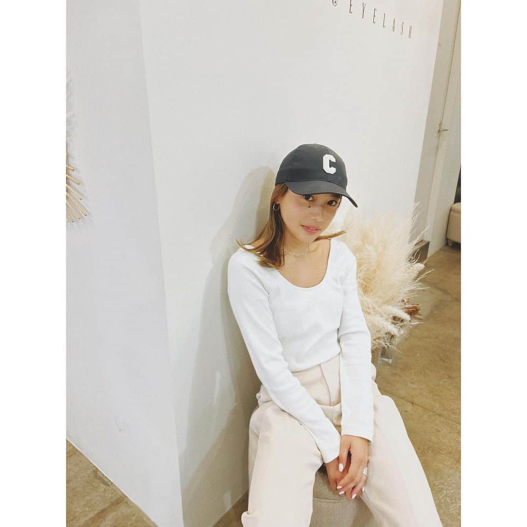 馬詰まほのインスタグラム：「👀🥛🐑🧁🫧  無事に湘南ただいまして きょうはおめめのメンテナンスに<3  @chipieee_eye_asuka  @chipieee_ebisu  #eyelash #whitecode #©©© #♡」
