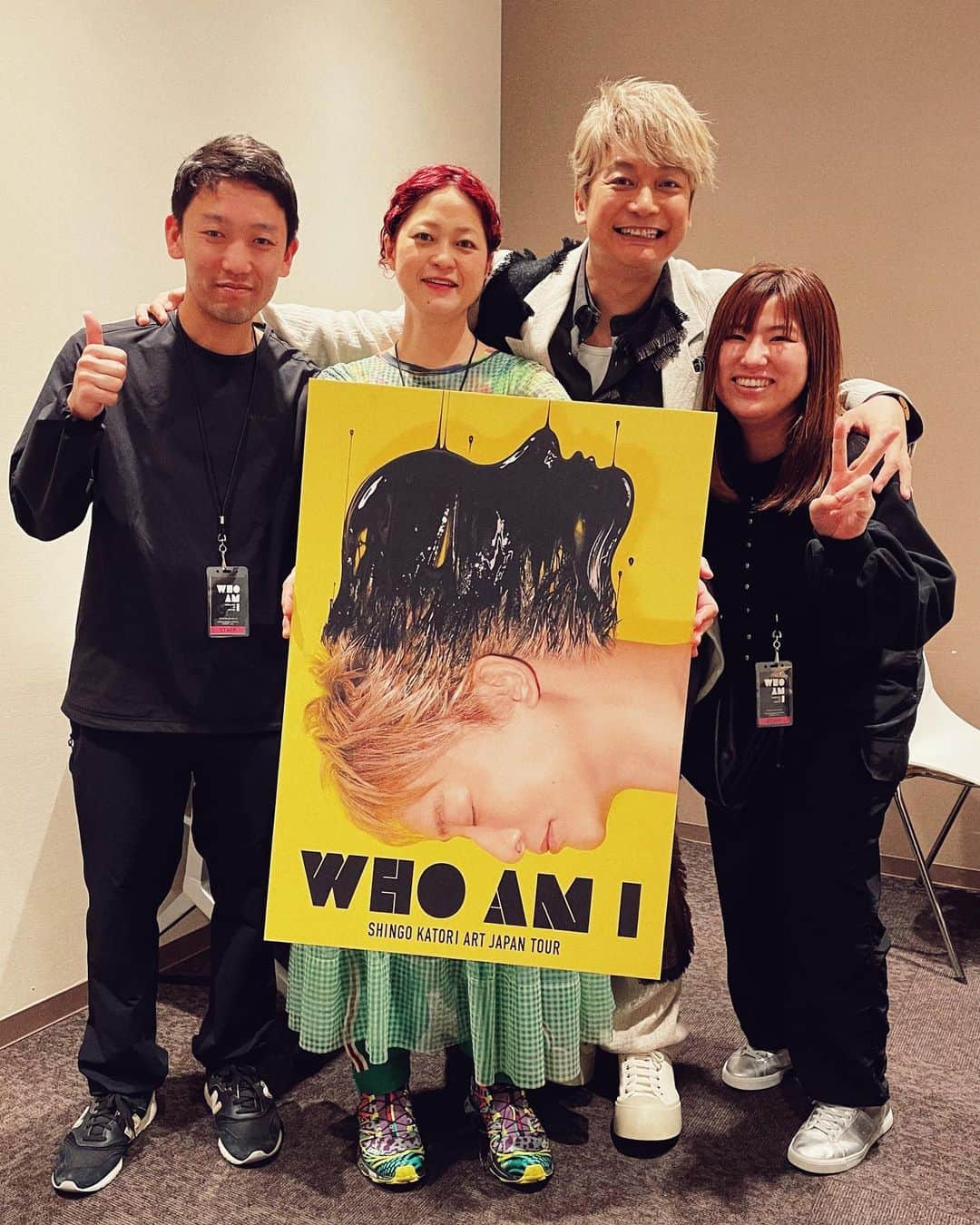 のインスタグラム：「絵のタイトル 絵のサイズetc.!. 僕のARTを僕以上に把握してくれているアートなチーム ARTなNAKAMA! パリも、ステージアラウンドも、ヒカリエも、グランフロント大阪も、この先も！ヤンチェ店舗も！ #SNGart 感謝 #WhoAmITour」