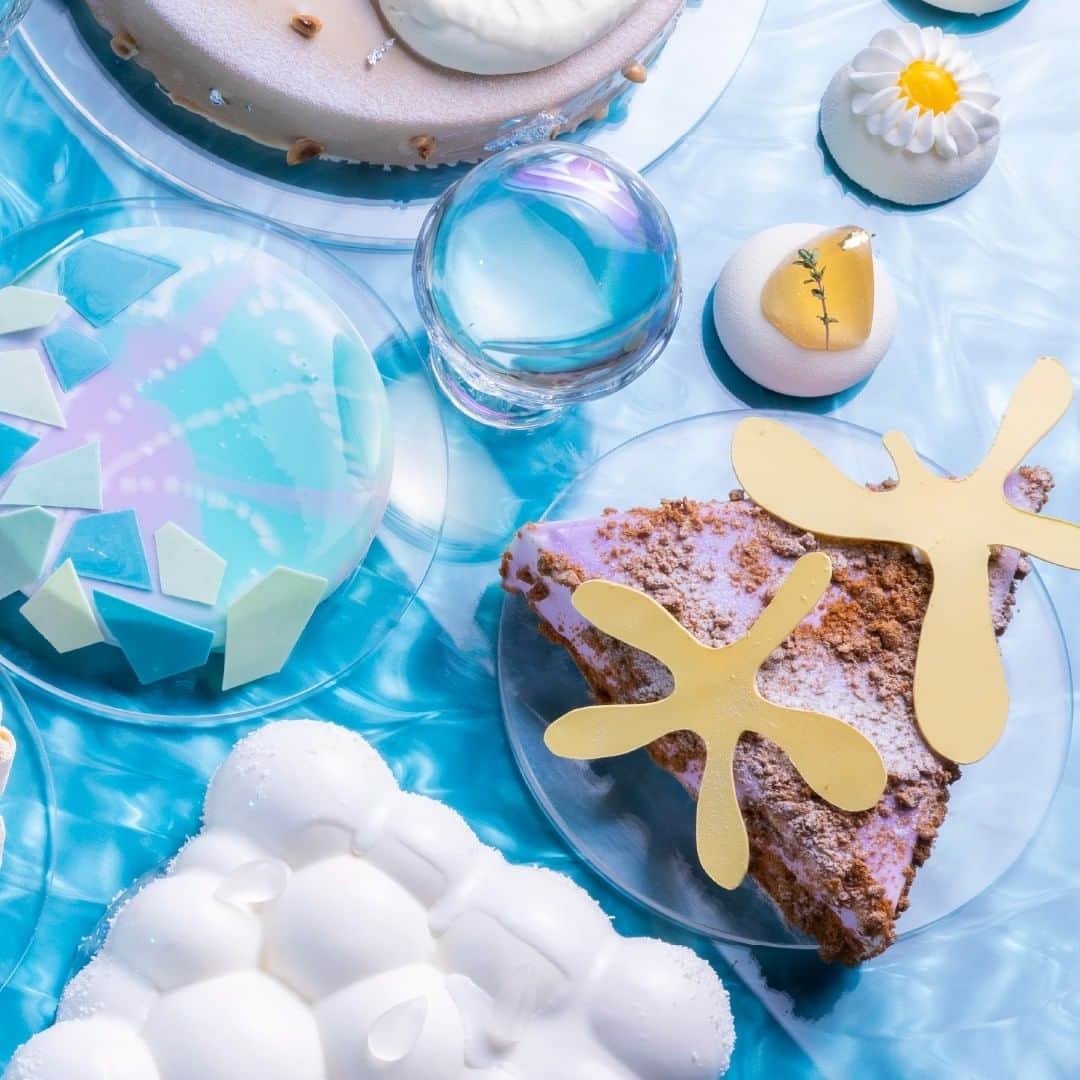 ヒルトン大阪 Hilton Osakaのインスタグラム：「5/20より、新スイーツビュッフェがスタート！  酷暑と予想されるこの夏には、暑さをも吹き飛ばすような涼やかなスイーツがおすすめ🍨  「Chill Out (チルアウト)！スイーツビュッフェ」では、南の島の美しい海をイメージした雰囲気を楽しみながら、マンゴーやスイカ、メロンなど夏のフルーツを使ったスイーツを思う存分にお楽しみいただけます。  さらに、5/19（金）はLINE友だち限定のプレオープンイベントを開催。お得な料金でいち早くサマースイーツを楽しめるだけではなく、ディナービュッフェ1,000円OFFクーポンも付いていますので、今すぐ「ヒルトン大阪 ダイニング」を友だち追加してご予約ください！  スイーツビュッフェとキャンペーンの詳細は @hiltonosaka のホームページより。 ＝＝＝  #ヒルトン大阪 #スイーツビュッフェ #サマースイーツ #キャンペーン実施中 #チルアウト #HiltonOsaka #SweetsBuffet」