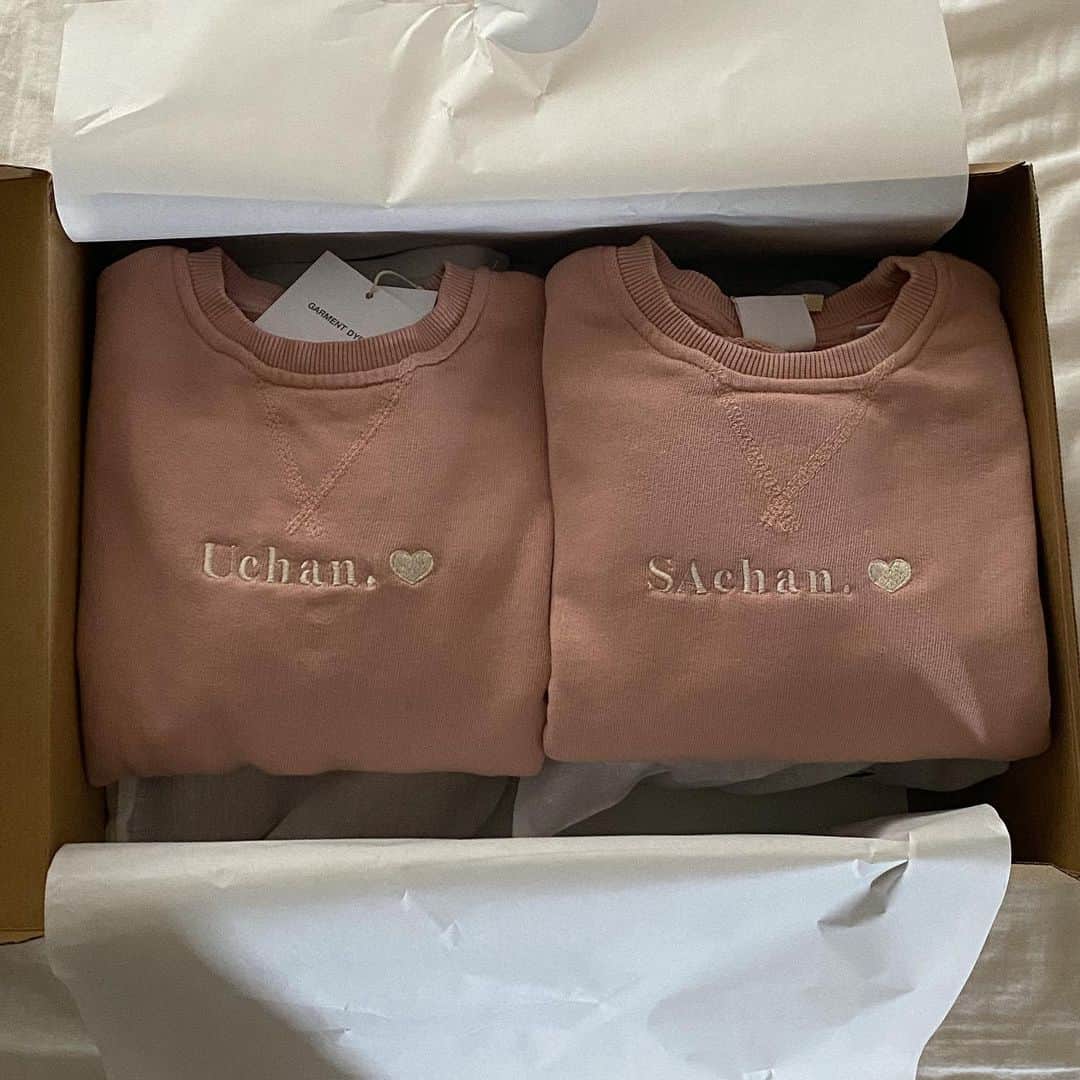 NANAのインスタグラム：「#タネタネふく  Uchan 🩷 SAchan 今年の冬にうーちゃんさーちゃんの刺繍🪡を入れたスウェット購入✌🏻😽 かわいい♡笑 ぶかぶかだから来年も着せよう〜🦢🦢💕  #双子 #双子育児 #twins」