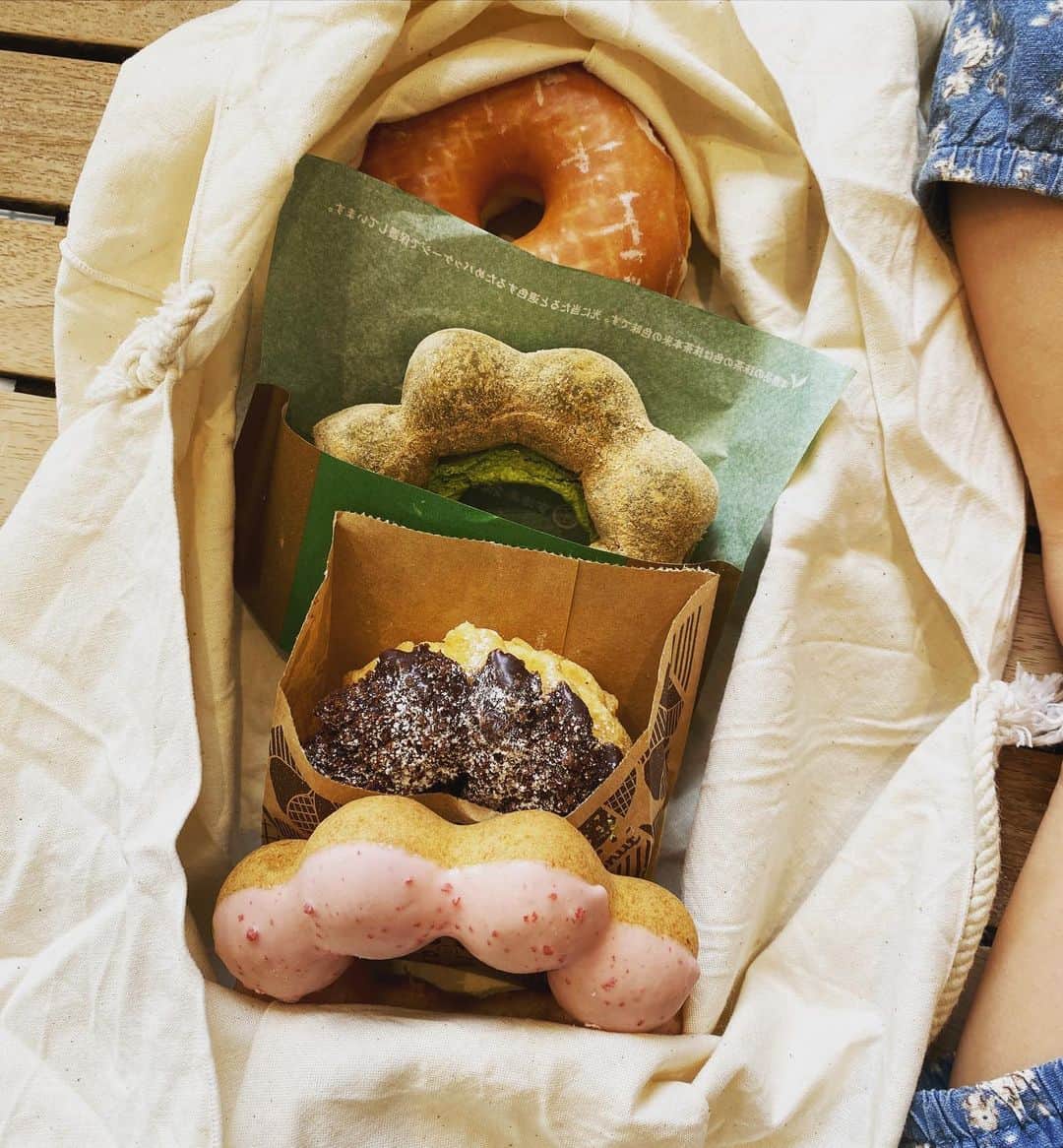 丘の上のパン屋 さんのインスタグラム写真 - (丘の上のパン屋 Instagram)「2023.4.25  丘パンの休日。  たまには(？)こういうのも食べます。  パンを直接入れられる、丘パンオリジナルのパンバッグをかばんに忍ばせておけば、 予期せぬこういう時でも、箱詰めや包装してもらわなくても持って帰れますね♫  こちらは現在イベントのみでのお取り扱いですが(次回は6月頃) 今後は販売も予定しています。 お楽しみに！」4月25日 18時19分 - okanouenopanya