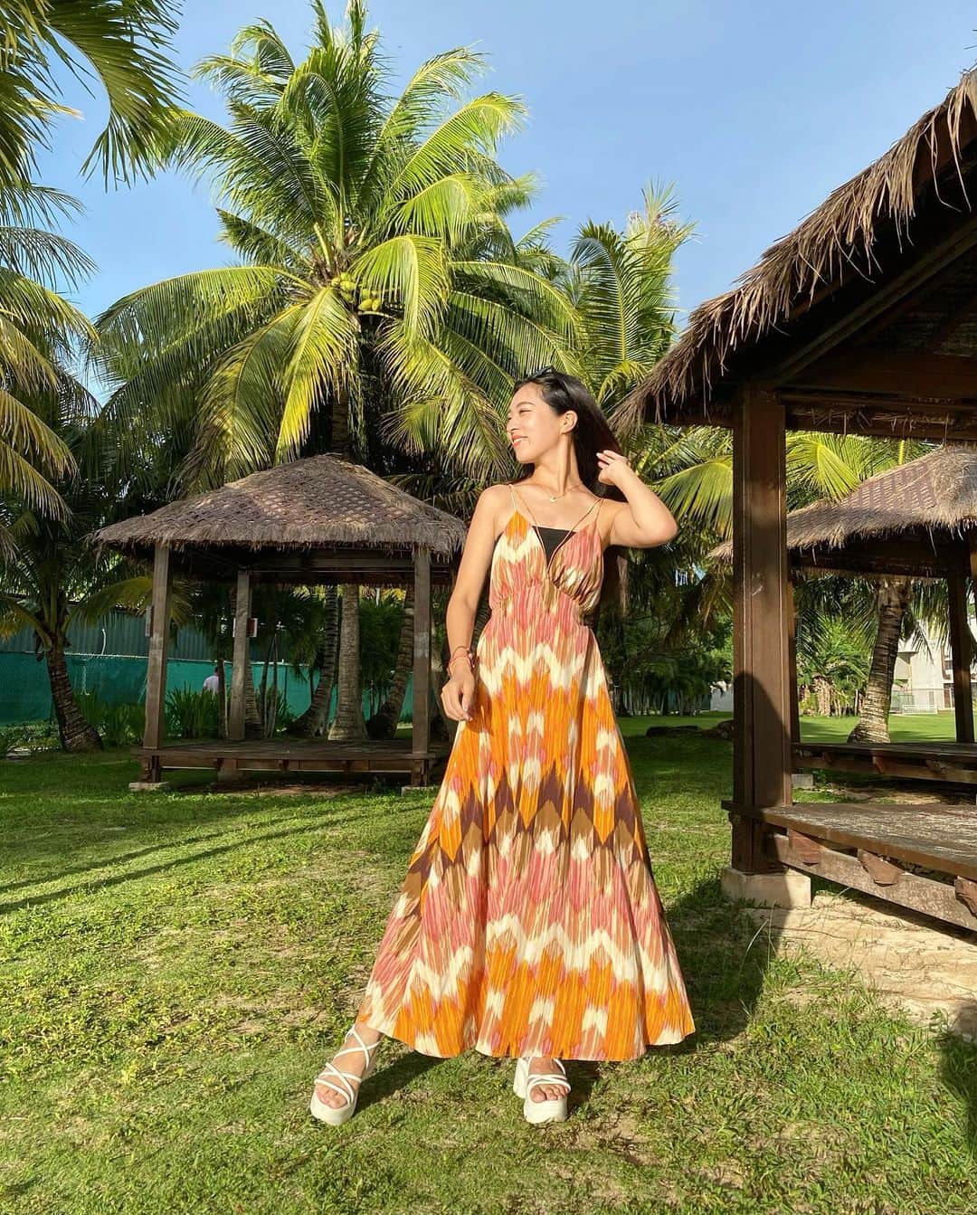 絹野志朋のインスタグラム：「. 👙🏝→ #shihovisitguam   #公式グアムアンバサダー  2023年5月8日から GOGO GUAM! Summer Campaign が始まります☀️☀️  コロナが明けて最初に行くのは 日本から1番近い海外、 たったの3時間半で行けるグアム🏝  本日行われていた記者会見でも 嬉しいキャンペーン情報が たくさん発表されましたね😊📝  ホテルやレストランでの利用特典や レンタカーの割引き、 ゴルフ場でのクラブレンタル無料や マリンアクティビティーなど…  グアムの観光産業を支えている 40以上の企業さんが 今回のSummerキャンペーンに 参加して下さっています🌞  私が去年5月にグアムに行った時は お天気も丁度よく、最高でしたよ🧡  皆さんもひと足お先に 夏を味わいに行きませんか🥰☀️？  去年のグアム渡航の写真、 載せてないのがあまりに多すぎるので ちょこちょこ出します😚🙏  @visitguam_jp  #夏を待つな #gogoguamsummerキャンペーン  #グアムアンバサダー #shihovisitguam  #shihovisitworld」