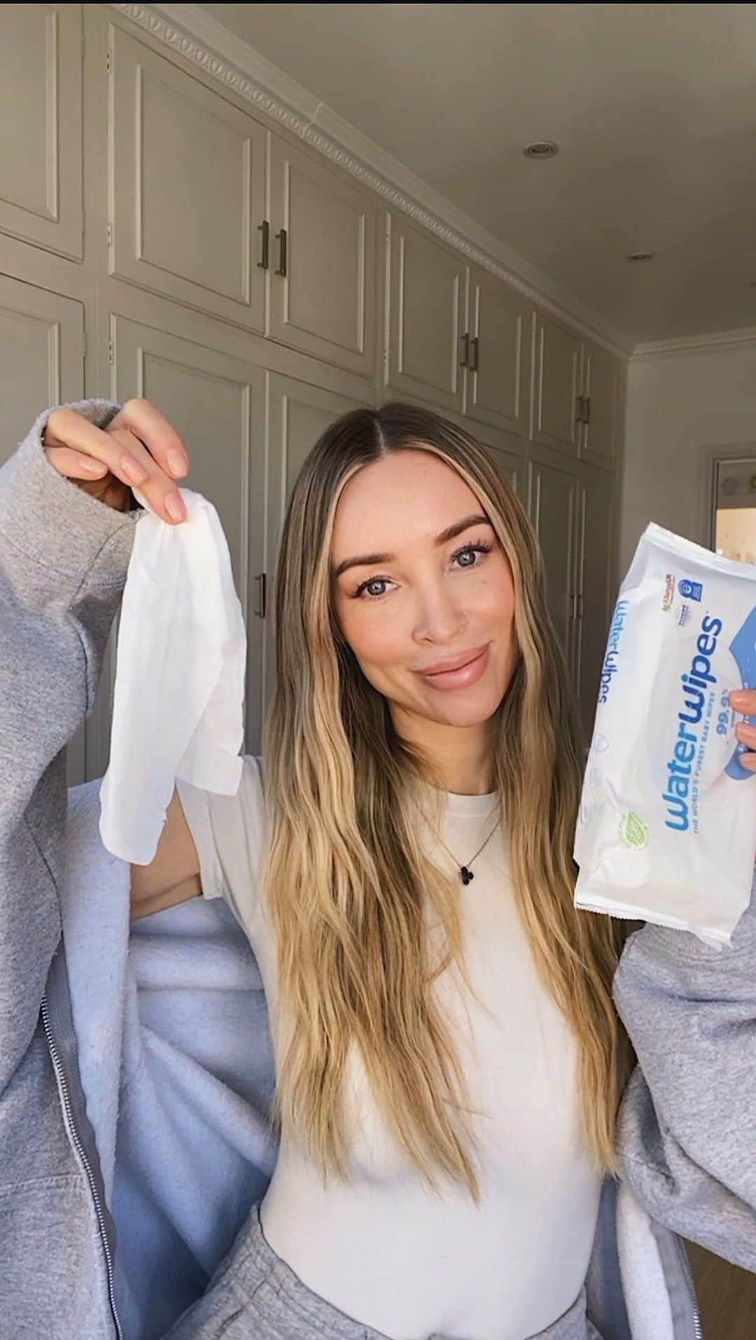 ローレン・ポープのインスタグラム：「I was today years old when I found out how not to pull out 20 wipes at a time from the pack...GAME CHANGER!!! All thanks to Tik Tok and a hairband 🤯🤯🤯  Who else does this?   Also i just want to say a big HELLO to you all, i know it’s been a while & things have been a little quiet over at The Mum Space but behind the scenes we’ve been working hard whilst also trying to juggle mum/work life but i hope you love our new look, what do you think of the new logo??   Also keep your eyes peeled on Friday for a big announcement that I hope lots of you will be happy with! I’ve finally managed to rope one of my fave mums to follow on here to officially come on board & help me keep The Mum Space thriving & with this extra pair of hands & all the exciting ideas she has already brought to the table i hope you guys will see that The Mum Space really is THE go-to safe space for mums to connect with free access to positive and impactful resources with a no-nonsense, real & relatable approach. Any guesses who it may be??  Our TMS Facebook group has been growing since we launched during lockdown 1.0 and it still amazes me to this day how many mums we’ve connected and helped during our little journey, makes me emotional just thinking about it but that was the aim of this group! The group community genuinely got me through both pregnancies and especially those early motherhood days/weeks/months, I certainly felt alot less lost and alone being able to have a group of supportive women on hand to answer my random thoughts and questions. If you are expecting or a mum, i’ll leave the group link for you in stories and btw it’s a private group (You can post anonymously if you want) so no topic is off limits, just a safe space to share advice, ask for tips and just let off some steam if you need to!   On that note I will hopefully see some of you over on the group but I will be back Friday with our exciting announcement, see you then!」