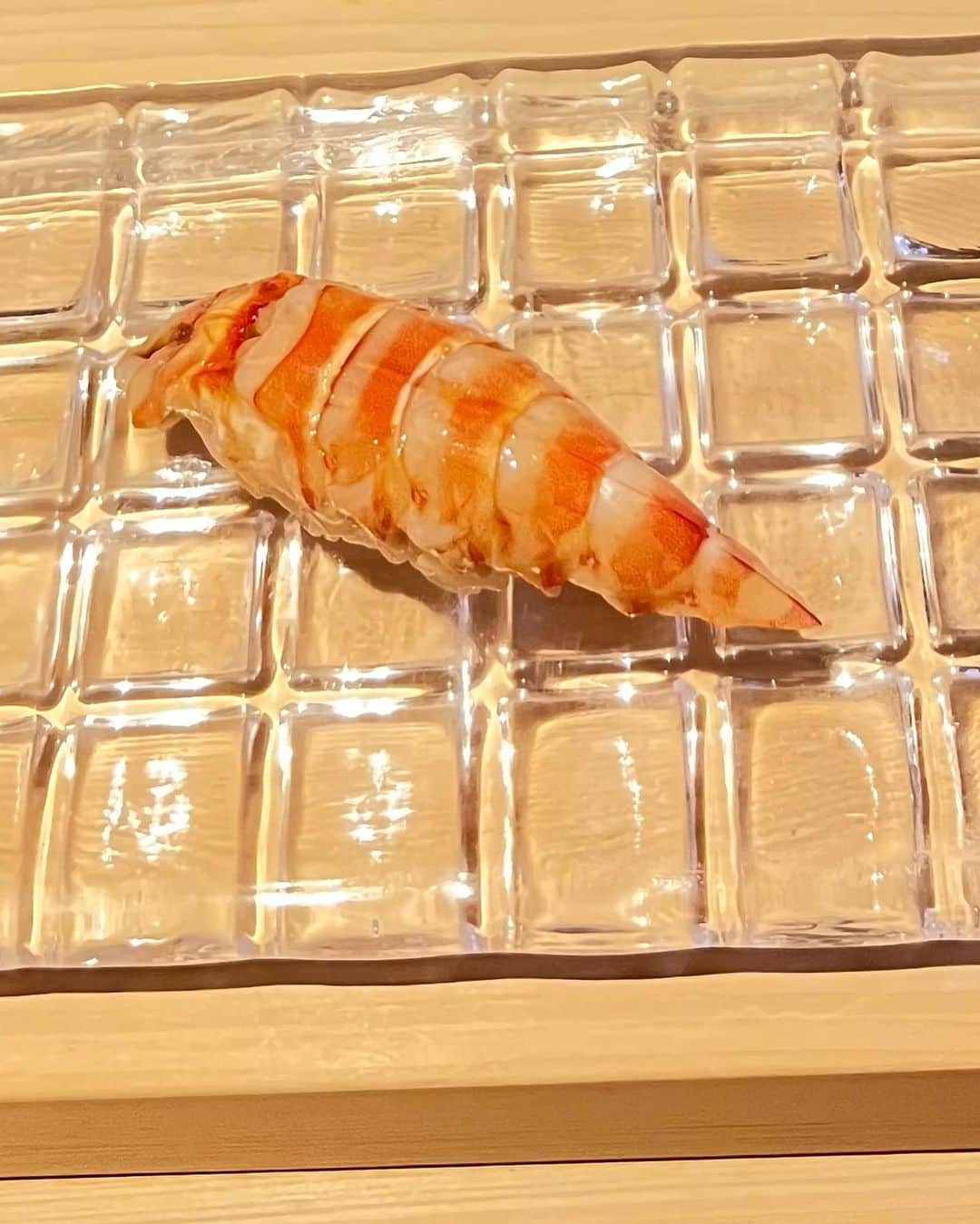 原口篤子さんのインスタグラム写真 - (原口篤子Instagram)「@yuka_gg と 京都２日目は祇園のお鮨屋さんに。 載せ切れない品川で またまた超満腹。 美味しかったです。」4月25日 18時19分 - atsuko_dualview