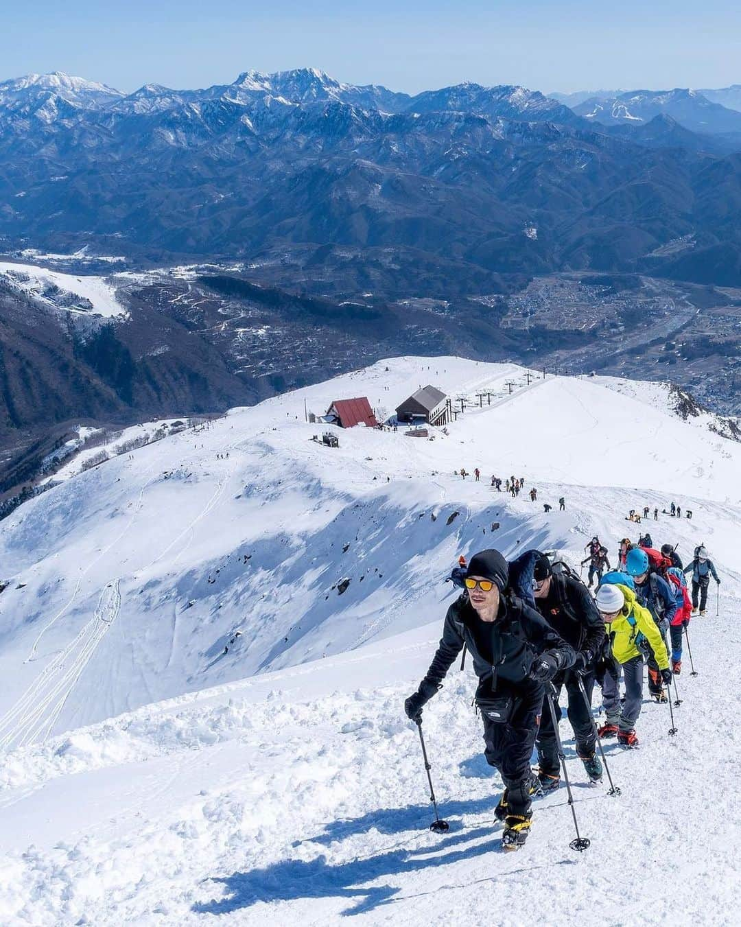 登山*トレッキング*アウトドア『.HYAKKEI』さんのインスタグラム写真 - (登山*トレッキング*アウトドア『.HYAKKEI』Instagram)「いい隊列です🙌 GWも賑わうのでしょうね〜 ワクワクするお写真ありがとうございます！  photo by： @masa4kon さん  素敵なお写真ありがとうございます！  ＝＝＝＝＝＝＝＝  Posted @withregram • @masa4kon . 3ヶ月ぶりの登山。 4か月ぶりの投稿。 やっと1枚だけ現像🥲  思う存分登ってたくさん写真撮りたい。 やっぱり朝夕の時間に山の上にいたいな〜🌄 夏が待ち遠しい。  . 2023.3.20 八方尾根  ＝＝＝＝＝＝＝＝  #hyakkeime  #八方尾根  #唐松岳  #北アルプス  #後立山連峰」4月25日 18時16分 - hyakkei_me