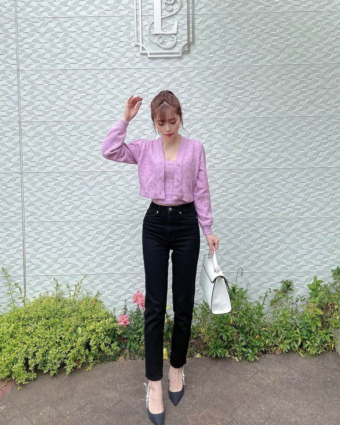 川猿てるみさんのインスタグラム写真 - (川猿てるみInstagram)「. 久しぶりにゆ〜くりとテラスで☕️ スタバを飲みすぎてて イメージスタバてよく言われます🫣笑  このコーデは @adoine_official で先週発売の シャギーニットアンサンブル💜 中はキャミだから夏はキャミだけでも 着れちゃうよ🥰 デニムは1年前の @hm の✨  このシャギーニットアンサンブルは 色合いも勿論だけど 素材ももっちりしてて気持ち良いから 肌触りも良いの🤍  綺麗めコーデもデニムコーデにも 合うからお気に入り💐  #adoine #adoineコーデ」4月25日 18時16分 - terumin1113