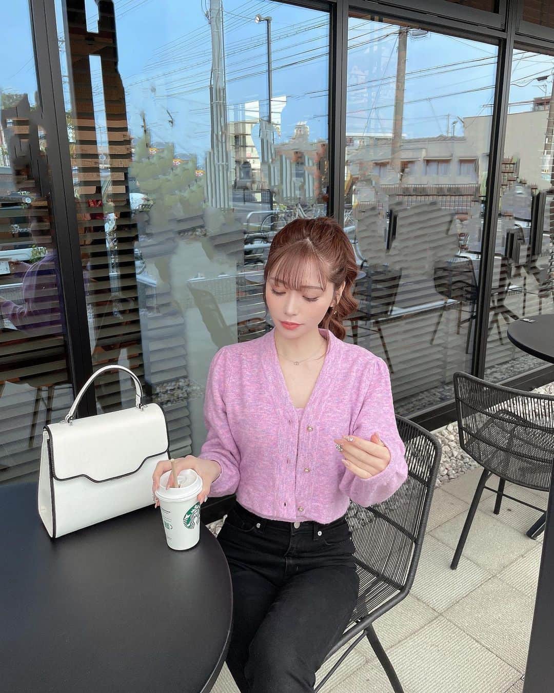 川猿てるみさんのインスタグラム写真 - (川猿てるみInstagram)「. 久しぶりにゆ〜くりとテラスで☕️ スタバを飲みすぎてて イメージスタバてよく言われます🫣笑  このコーデは @adoine_official で先週発売の シャギーニットアンサンブル💜 中はキャミだから夏はキャミだけでも 着れちゃうよ🥰 デニムは1年前の @hm の✨  このシャギーニットアンサンブルは 色合いも勿論だけど 素材ももっちりしてて気持ち良いから 肌触りも良いの🤍  綺麗めコーデもデニムコーデにも 合うからお気に入り💐  #adoine #adoineコーデ」4月25日 18時16分 - terumin1113