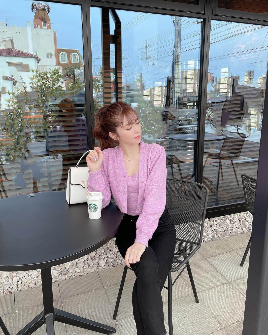 川猿てるみさんのインスタグラム写真 - (川猿てるみInstagram)「. 久しぶりにゆ〜くりとテラスで☕️ スタバを飲みすぎてて イメージスタバてよく言われます🫣笑  このコーデは @adoine_official で先週発売の シャギーニットアンサンブル💜 中はキャミだから夏はキャミだけでも 着れちゃうよ🥰 デニムは1年前の @hm の✨  このシャギーニットアンサンブルは 色合いも勿論だけど 素材ももっちりしてて気持ち良いから 肌触りも良いの🤍  綺麗めコーデもデニムコーデにも 合うからお気に入り💐  #adoine #adoineコーデ」4月25日 18時16分 - terumin1113