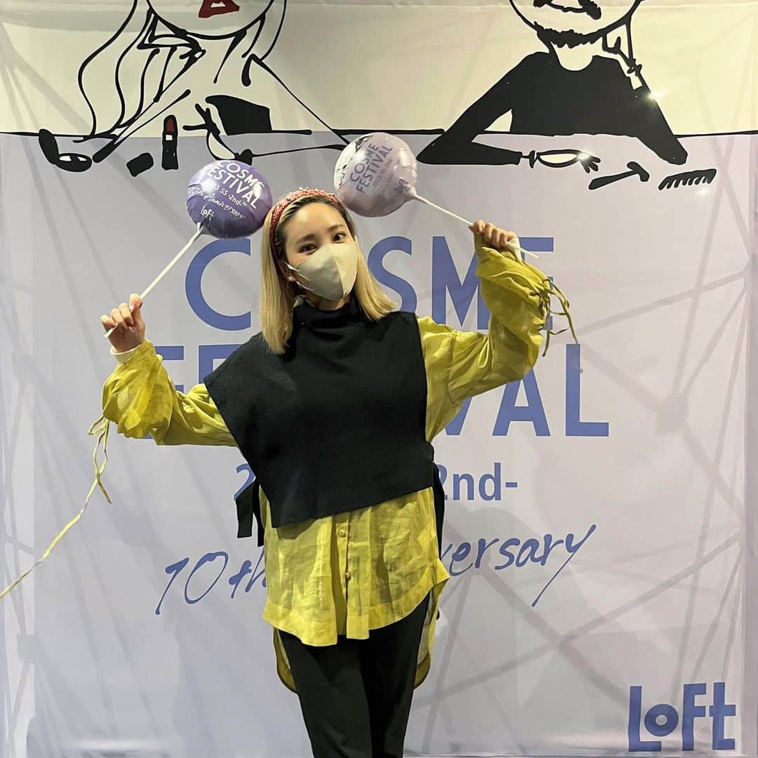 mikerr（ミカ）のインスタグラム：「LOFTさんの展示会行ってきたよ〜💄 コスメフェスティバル2023 2nd 10年目、おめでとうございます！ (全国のロフトとネットストアで開催されています)  2ndは、メンズコスメの新作が目立つ印象でしたが、案外メンズコスメって【男性だけ】ってことでもないみたい！資生堂さんの"SHISEIDO MEN"のプレステージメンズラインは大好きな香りだった〜ロフトでみんなもお試ししてみてね！  そして、4代目バチェラーで実業家の黄皓さんとALLNA ORGANICさんが手懸けた「オーガニック×ケミカル」のヘアケアアイテムのお話も聞けました！オーガニック認証成分と植物由来エキスが髪の毛に潤いを与えてくれるんだって🫧  ブリーチ毛の方は必見です。  次に続く.. #ロフト展示会  #ロフトのコスフェス  #PR」