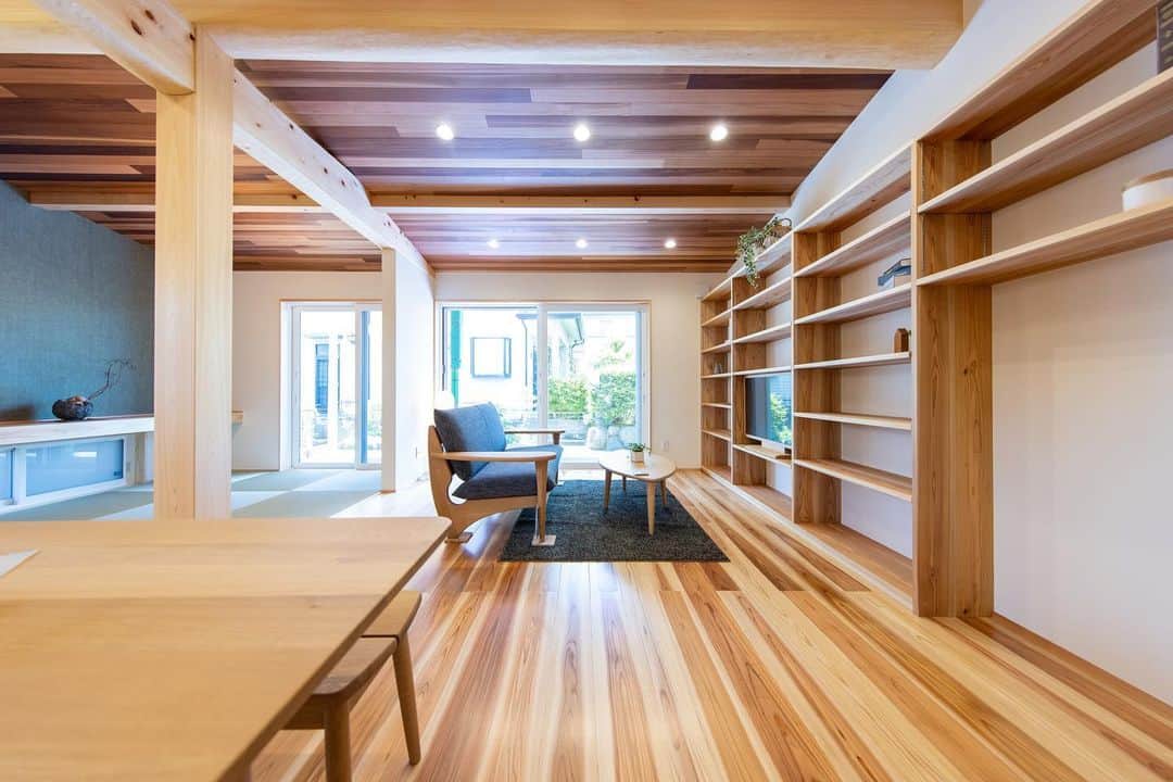 エコフィールド株式会社さんのインスタグラム写真 - (エコフィールド株式会社Instagram)「「木の家に住みたい」  そう思い、エコフィールドに来ていただくお客様はたくさんいらっしゃいます。一口に「木の家」と申しましても、色々な木の家があると思います。  静岡の気候に合った「富士ひのき」を構造体に使うことで、丈夫で長持ちする家になります。 入った瞬間にふわっと香り、少し滞在するだけで身体中がヒノキの香りに染まります。 癒し効果もあるヒノキの香り。 住むだけでリラックス出来、よく眠れるようになるかもしれませんよ。  #富士市 #新築 #工務店 #無垢床   エコフィールドは静岡県富士市の工務店。#新築 #高性能 #リノベーション #性能向上 が得意です。 #静岡新築 #静岡注文住宅 #静岡工務店 #富士ヒノキ ■最新情報はHPにて■ @ecoreno_fuji @eco_field_shizuoka プロフィールのリンクより  【質問受付中】お問い合わせはDM、コメントからお願いします。 ______________________________  【家の特徴】 １.地元の木材で長持ちする家を ２. #自然素材の家 ３.快適な高気密・高断熱住宅　 ４. 理想の間取りをご一緒に考えましょう。 ■施工事例&最新情報はHPにて■ @ecoreno_fuji @eco_field_shizuoka プロフィールのリンクより」4月25日 18時20分 - eco_field_shizuoka