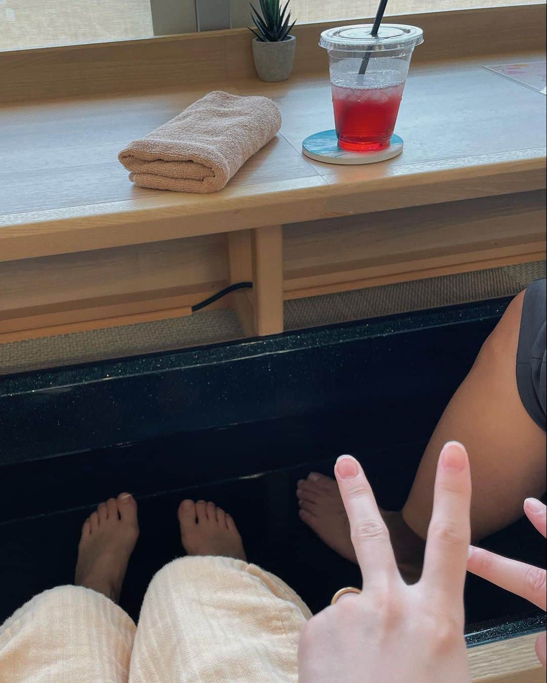 西川瑞希（みずきてぃ）さんのインスタグラム写真 - (西川瑞希（みずきてぃ）Instagram)「先日"産後ケアホテル"マームガーデンに家族で行ってきました🤱雰囲気もあたたかく穏やかで、窓からは葉山の海を一望でき、緑にも囲まれ立地もとっても最高！  栄養バランスもしっかり考えられたお食事は毎食とても美味しく大満足。全身のエステや、ヘッドのマッサージもたっぷり受けさせていただいたり、旦那さんと足湯をしたり、いつでも使えるカフェラウンジではハーブティーを飲みながら☕️ゆっくり読書タイムをしたり、近くの海にお散歩へ行ったり、産後初めてゆっくりと過ごす時間ができ、心も身体もとっても癒すことができました！  他にも岩盤浴や、ハーブテント、カラオケ、マッサージチェア、貸切風呂などがあったり、赤ちゃんのための授乳室や、沐浴室、可愛い写真がとれるフォトスペース、手形足形がとれるスペースがあったりなど、施設内の設備も凄く充実していて入った瞬間から感動。こんなに無料なら全然高くない印象。  普段使う赤ちゃんのものから、まま、ぱぱのものまで、なんでも揃っているので手ぶらでいけるのもありがたい❕  そして24時間サポートしてくれるベビールームでは赤ちゃんをいつでも預かって頂ける為、夜はまとまった睡眠をとることもでき身体をしっかり休めることもできます。  専門スタッフの方々が常にいてくださるので安心なのと、お願いをしたいときに搾乳したミルクをあげてくださったり、沐浴やおむつ替えなどもサポートしてくださり大変助かりました。  分からないことや不安なことも親身になって教えてくださり本当にありがとうございました🕊  私は身体のケア＋リフレッシュを目的に！今回はショートステイでの滞在をさせて頂きましたが、基本的に産後の身体の回復などを考えると2.3週間ほどの滞在がおすすめ//  移動は車で行ったのですが都内から1時間程で行ける近さなのもすごく良かったです◎  我が子は可愛くて可愛いくて仕方ないからこそ、心配もあったり、全てしっかりやらないと！と、知らぬまに神経質になりすぎていたりするので、こういう時間をとれて少し緊張がホワッととれてよかったなと思います✨  息子もずっと機嫌がよく嬉しかったな👶  @mom_garden_hayama   #産後ケア #産後ケアホテル #マームガーデン #マームガーデン葉山 #ホテルレポ #葉山 #赤ちゃんのいる生活 #男の子ママ #0歳 #産後ケアを盛り上げたい #産後ママ #baby #mylove #mizukifamily_」4月25日 18時21分 - mizuki_nishikawa_