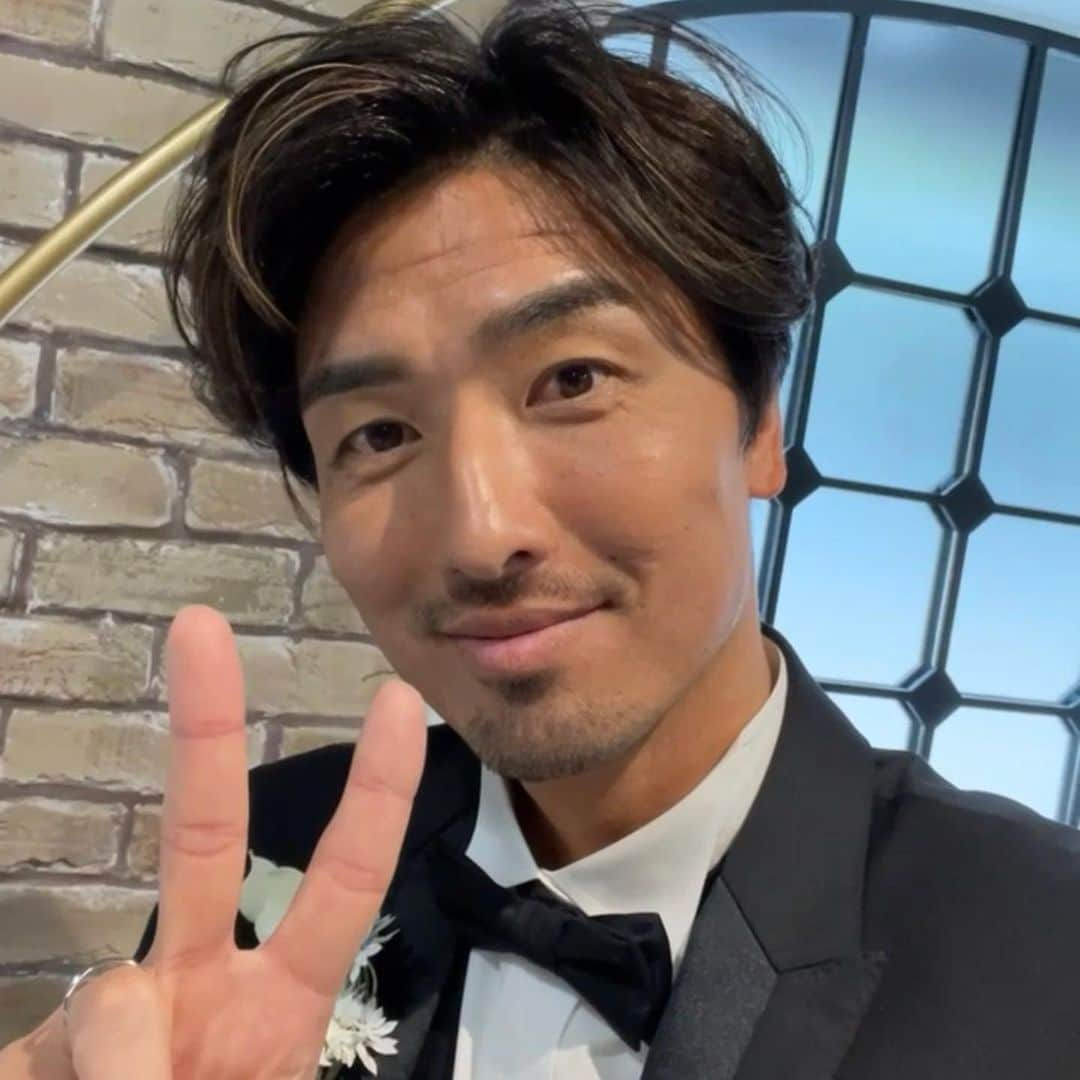 萩原章太さんのインスタグラム写真 - (萩原章太Instagram)「たくさんのお祝いメッセージありがとうございます🥹 こんなにも温かい言葉をかけて頂き嬉しいです💐 改めてみんなの優しさにふれました😌 本当にありがとう☺️  バチェメンのみんなからの声も嬉しかったよ！ 本当にありがとう🌹 ずっと1人ぼっちで孤独で寂しかったけど 最愛の人と出会えて、みんなと出会えたことが最高に幸せだよ！ いつもありがとう！ みんな大好きだぜ🫰🏽✨ #ブライダル #ウェディングフォト #ウェディング #wedding #結婚」4月25日 18時23分 - shota_hagiwara