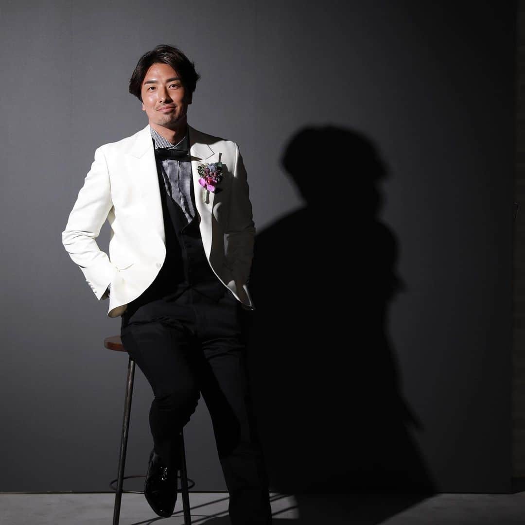 萩原章太のインスタグラム：「たくさんのお祝いメッセージありがとうございます🥹 こんなにも温かい言葉をかけて頂き嬉しいです💐 改めてみんなの優しさにふれました😌 本当にありがとう☺️  バチェメンのみんなからの声も嬉しかったよ！ 本当にありがとう🌹 ずっと1人ぼっちで孤独で寂しかったけど 最愛の人と出会えて、みんなと出会えたことが最高に幸せだよ！ いつもありがとう！ みんな大好きだぜ🫰🏽✨ #ブライダル #ウェディングフォト #ウェディング #wedding #結婚」