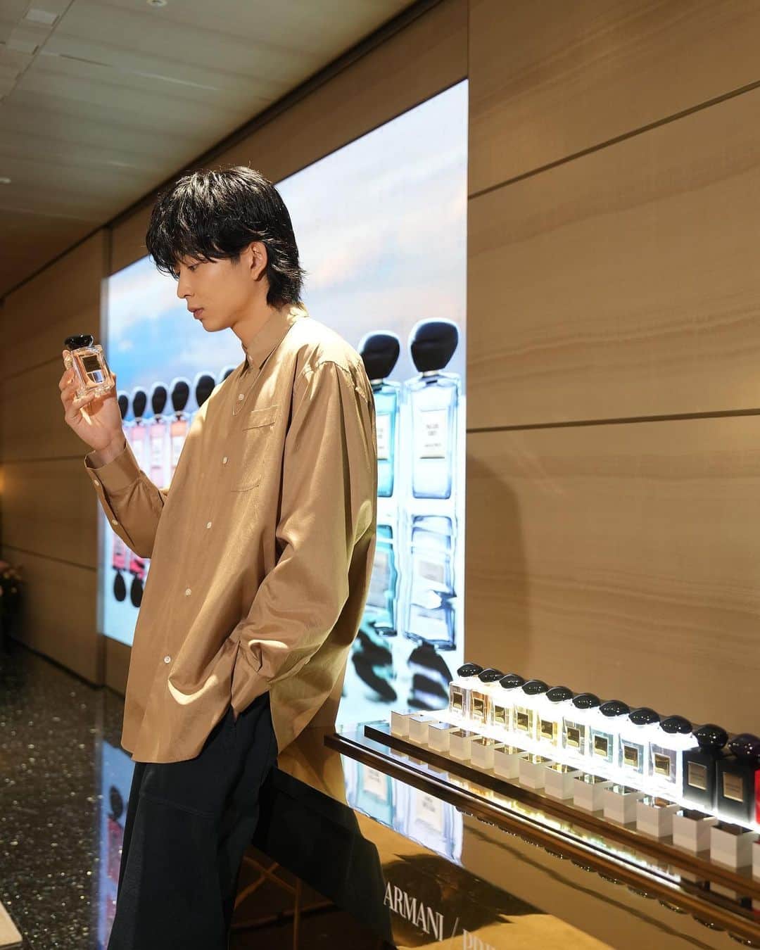 鈴木仁のインスタグラム：「. ARMANI / PRIVE  様々な香りを体験してきました。  "ユーロン"は2種類のお茶の香りの落ち着きと、シトラスの爽やかさを兼ね備えていて 日常使いしてみたくなる香りでした。  ピオニーの香りがする"ピヴォワンヌ スジョ"は 母の日のギフトにもおすすめです。  #Armanibeauty  #ArmaniPrive  #Fragrance  #PR」