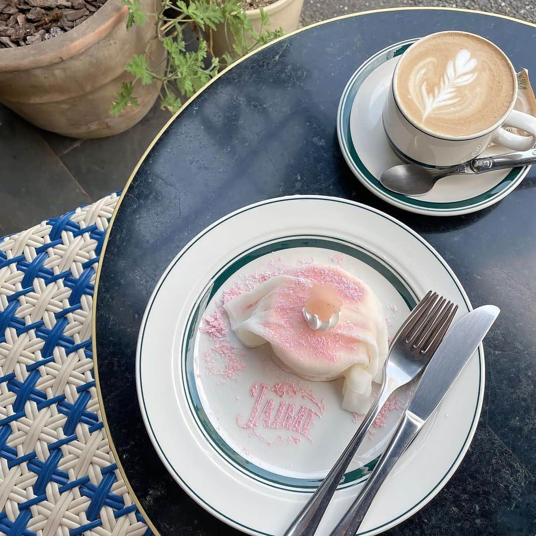 磯佳奈江のインスタグラム：「. カフェ巡り☕️🌸 お店の子供ちゃんと仲良くなって わんちゃんに餌あげたりして いい休日でした🐶♡ . #赤坂 #赤坂カフェ #jaime  #ジェイム #カフェ巡り #低身長コーデ #151cmコーデ #grlコーデ #etoii #エトイ」