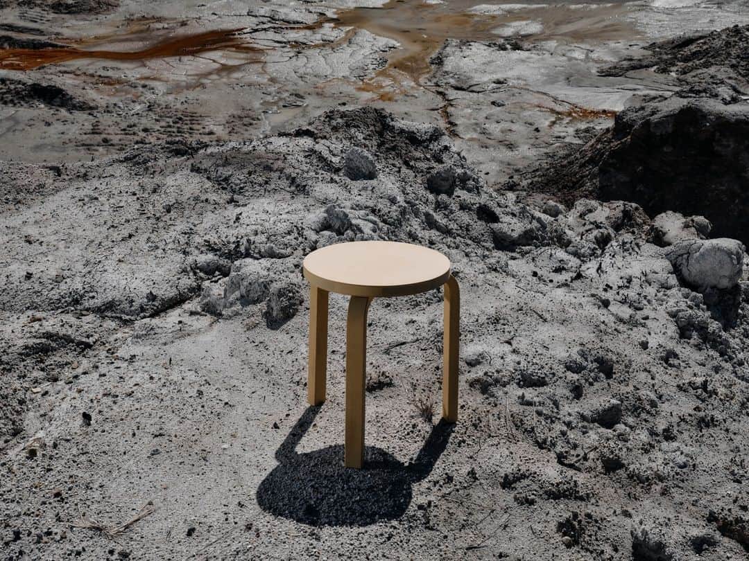 Artekさんのインスタグラム写真 - (ArtekInstagram)「Stool 60 Anniversary Edition: Stool 60 Sleeping Beauty by Tsuyoshi Tane (only available in Japan)⁠ ⁠ Inspired by the concept of graceful aging, Stool 60 Sleeping Beauty explores ways to capture the patina of age and experience by burying raw birch sections in soils collected from different sites in Japan. Tsuyoshi Tane examined the effect each soil had on the untreated wood, which resulted in three different hues.⁠ ⁠ Stool 60 Sleeping Beauty comes in black, white and yellow and is only available at the Artek Tokyo store. ⁠ #90yearsofstool60」4月25日 18時36分 - artekglobal