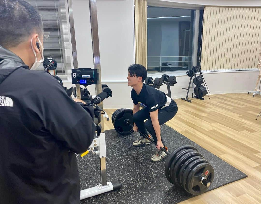 武隈光希さんのインスタグラム写真 - (武隈光希Instagram)「. 220キロ持ち上げられるか？？？💪 . . . メジャーリーグ盛り上がってますね！ 吉田選手の2打席連続ホームランや猛打賞、大谷選手の3者連続となる5号ホームランなど、本当に目が離せません👀  先日は大谷選手の凄さに迫る企画。大谷選手が普段しているというトレーニングに私もチャレンジしました。 なんと重さは、220キロ！！！ こんなに重りがついたバーベル、見たことがありません。  結果は、、、  もちろん1ミリも動かず、、、泣 全身の力を総動員しましたがあまりにも重すぎました。  やはり強靭な下半身や背筋があれだけのパワーの源なんだと実感しました！  #大谷翔平 #エンゼルス #吉田正尚　#レッドソックス #デッドリフト #220kg #筋トレするときはいつもこんな顔」4月25日 18時28分 - mitsuki.takekuma_ex