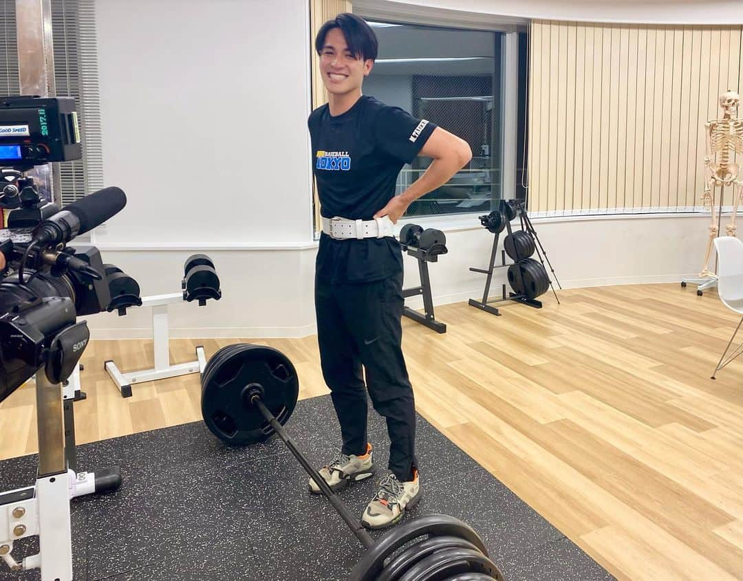 武隈光希さんのインスタグラム写真 - (武隈光希Instagram)「. 220キロ持ち上げられるか？？？💪 . . . メジャーリーグ盛り上がってますね！ 吉田選手の2打席連続ホームランや猛打賞、大谷選手の3者連続となる5号ホームランなど、本当に目が離せません👀  先日は大谷選手の凄さに迫る企画。大谷選手が普段しているというトレーニングに私もチャレンジしました。 なんと重さは、220キロ！！！ こんなに重りがついたバーベル、見たことがありません。  結果は、、、  もちろん1ミリも動かず、、、泣 全身の力を総動員しましたがあまりにも重すぎました。  やはり強靭な下半身や背筋があれだけのパワーの源なんだと実感しました！  #大谷翔平 #エンゼルス #吉田正尚　#レッドソックス #デッドリフト #220kg #筋トレするときはいつもこんな顔」4月25日 18時28分 - mitsuki.takekuma_ex