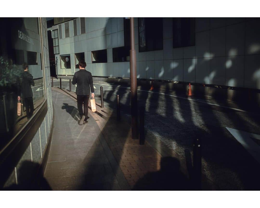 kazhixのインスタグラム：「Tokyo Rhapsody  Light and shadow on the street   午後の日差しの乱反射が織り成す光によって面白い影が出来るこの通りで、光と影とリフレクションを狙いました。  あと3日でGWだ✊🏻😆  #fujifilm_xseries #今日もx日和 #富士フイルム  #FUJIFILM #instagram  #igersjp #HelloFrom Tokyo #ファインダー越しの私の世界  #tokyocameraclub #mst_photo #daily_photo_jpn #tokyoartsandculture #JapanCityBlues #TokyoTokyo #streetfinder #eyephotomagazine #cinema_streets  #urbanromantix #street_avengers #streetleaks #sublimestreet #streets_storytelling #storyofthestreet #streetsgrammer #streetmoment #frendsinstreet #street_aperture #streetgrammers #shadow_magazine」