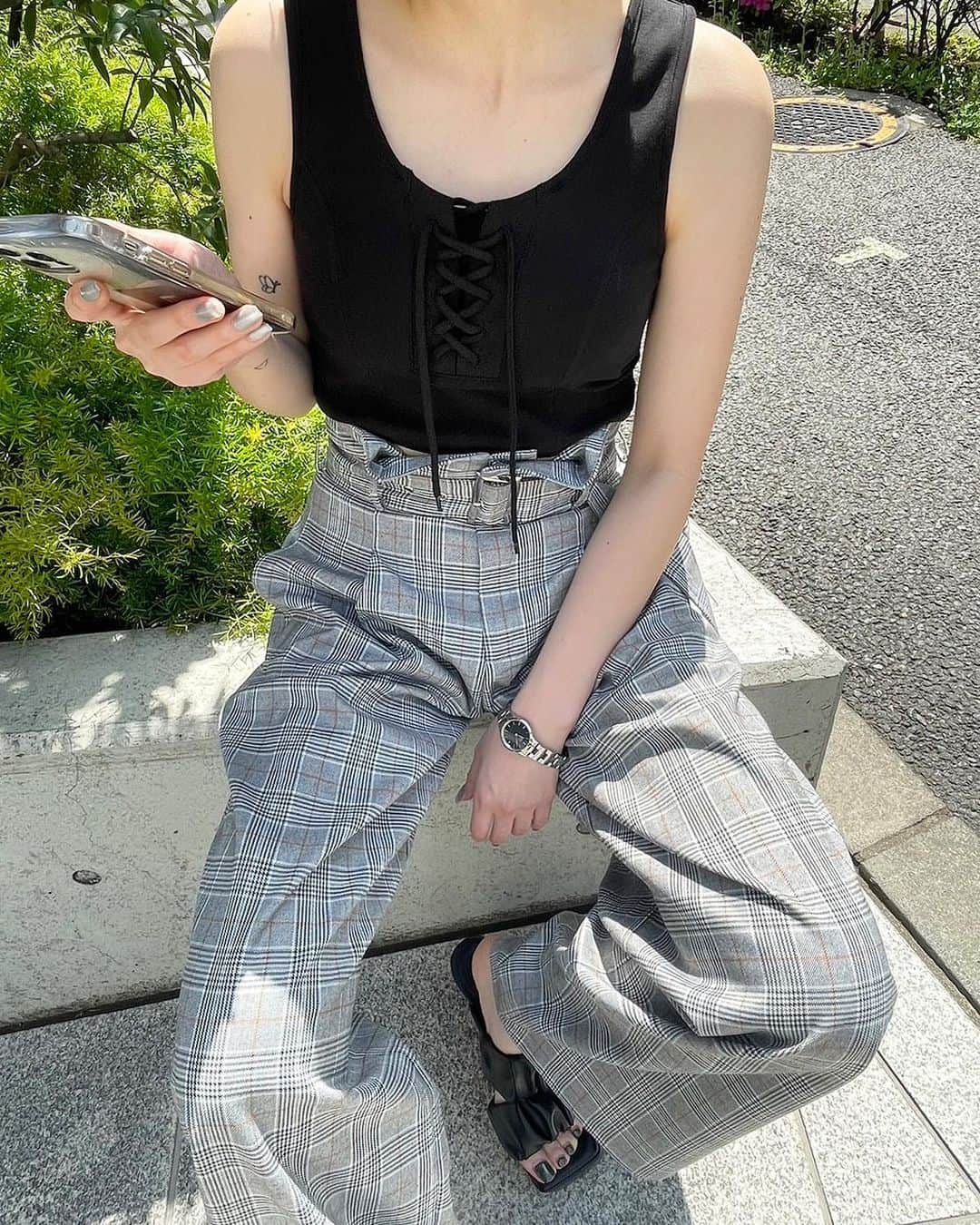 ENVYMのインスタグラム：「【4.26発売予定✨】 ⁡ ⁡ ✔︎︎︎︎HWワイドPT color:BLACK,BEIGE,CHECK size:FREE  ⁡ ⁡ スーパーハイウエストのワイドスラックスパンツ。 ⁡ 脚のラインが出ない様にあえて太いシルエットを採用し、夏でもラフに履けるパンツにしました。 ⁡ ベルト付きでしっかりウエストマークが出来るのでどんな方が履いてもメリハリが出てスタイルUP効果もまちがいなし！ ⁡ ⁡ ーーーーーーーーーーーーーーーーーーーーーーーー ⁡ ⁡ 2023夏のビジュアルが Webstoreで公開中！！ ⁡ ⁡ ぜひプロフィールTOPのURLからご覧下さい♪ ⁡ ⁡ ⁡ #envym #2023ss #spring」