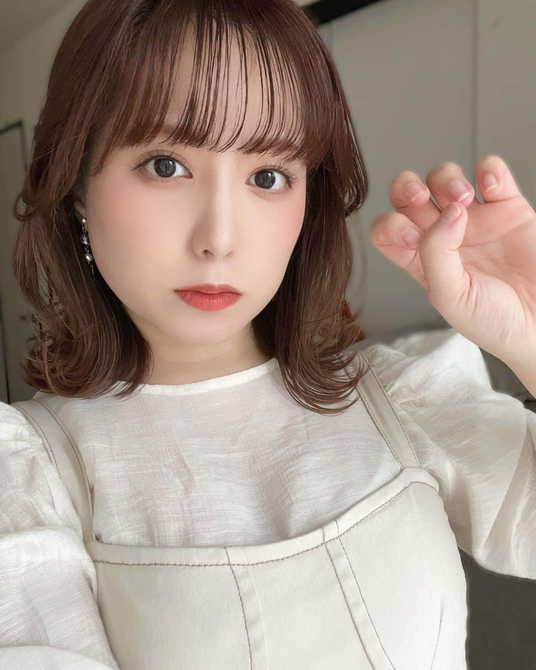 前田美里のインスタグラム：「久しぶりの投稿。最近は、新しいお仕事の為に美意識を高め中です。🥛早くお知らせしたいなぁ。 . . #美意識 #春コーデ #ミディアム #イエベ #低身長コーデ #低身長 #ファインダー越しの私の世界 #被写体 #写真好きな人と繋がりたい #グラビア #写真 #ヲタク #櫻坂46 #欅坂46 #日向坂46 #フォロー #フォロワー募集中  #make #japanesegirl #follow #followme #좋아요 #팔로우미 #팔로미 #오오티디 #gravure」