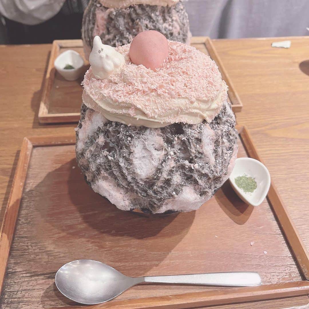 戸奈あゆみのインスタグラム：「大好きな @koriobake のかき氷💕 横浜にプロデュース店ができるのも嬉しい！  でもこれ食べたの3月末なの！笑 よって、現在進行形で、かき氷とパンケーキ不足中、、、🥺 甘いものってなんでこんなに美味しいんだろうね💕︎  #カフェ #カフェ巡り #カフェ部 #カフェ好きな人と繋がりたい #カフェ活  #新宿カフェ #かき氷 #スイーツ #スイーツ好きな人と繋がりたい #スイーツ部 #スイーツ巡り #新宿カフェ  #新宿グルメ  #ごーらー  #ごーらー見習い #甘いもの #おやつ」