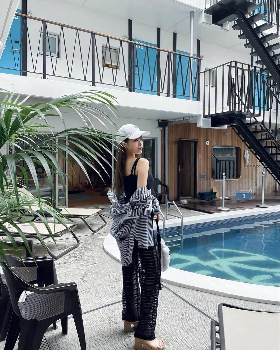 のインスタグラム：「🛋 8HOTEL   サウナとプールとシーシャで 最高すぎる空間に終始ほっわほわ😶‍🌫️🤍笑  @bechill_official の 青いレモンサワーがおいしすぎた 。。。 また飲みたい🥺見つけたら絶対買い溜めする🍋  とにかく癒された金曜日💤💤  #8hotel #chigasaki #beachill #sauna」