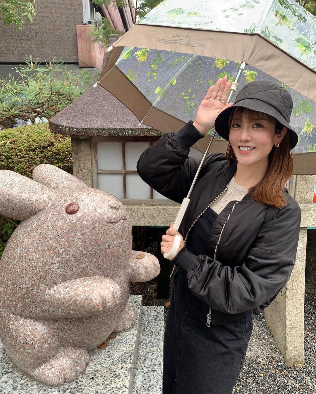 MariIryuのインスタグラム：「狛犬ならぬ狛うさぎ🐇🌸 縁結びや子授け、安産にご利益がある岡崎神社⛩ 今年は卯年というのもあって特に人気スポット✨  📍岡崎神社 〒607-8305 京都市左京区岡崎東天王町51  🚌 市バス👉３２番、２０３番、９３番、２０４番「岡崎神社前」下車 🚌市バス👉５番「東天王町」下車　 🚃京阪「神宮丸太町駅」下車　/　地下鉄東西線「蹴上駅」下車  #岡崎神社 #岡崎神社🐰 #岡崎 #子授け #子授け祈願 #子授け神社 #卯年 #縁結び神社 #妊活 #妊活ダイエット #プレコンセプションケア #京都観光 #京都 #神社巡り #japan #kyoto #kyotoshrine #okazakishrine #安産祈願 #雨の日デート」