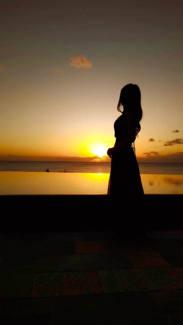 𝐂𝐎𝐂𝐎𝐍𝐀のインスタグラム：「水面に空が映るのも綺麗だけど… 夕陽、来て〜🪄🧙  #水面反射 #水面鏡 #幻想的な世界 #幻想的な風景 #夕陽 #夕陽が綺麗 #空がある風景 #sunset #ハレクラニ沖縄 #サンセットバー #sunsetphotography #beachphotography #夕焼け空 #絶景スポット #沖縄」