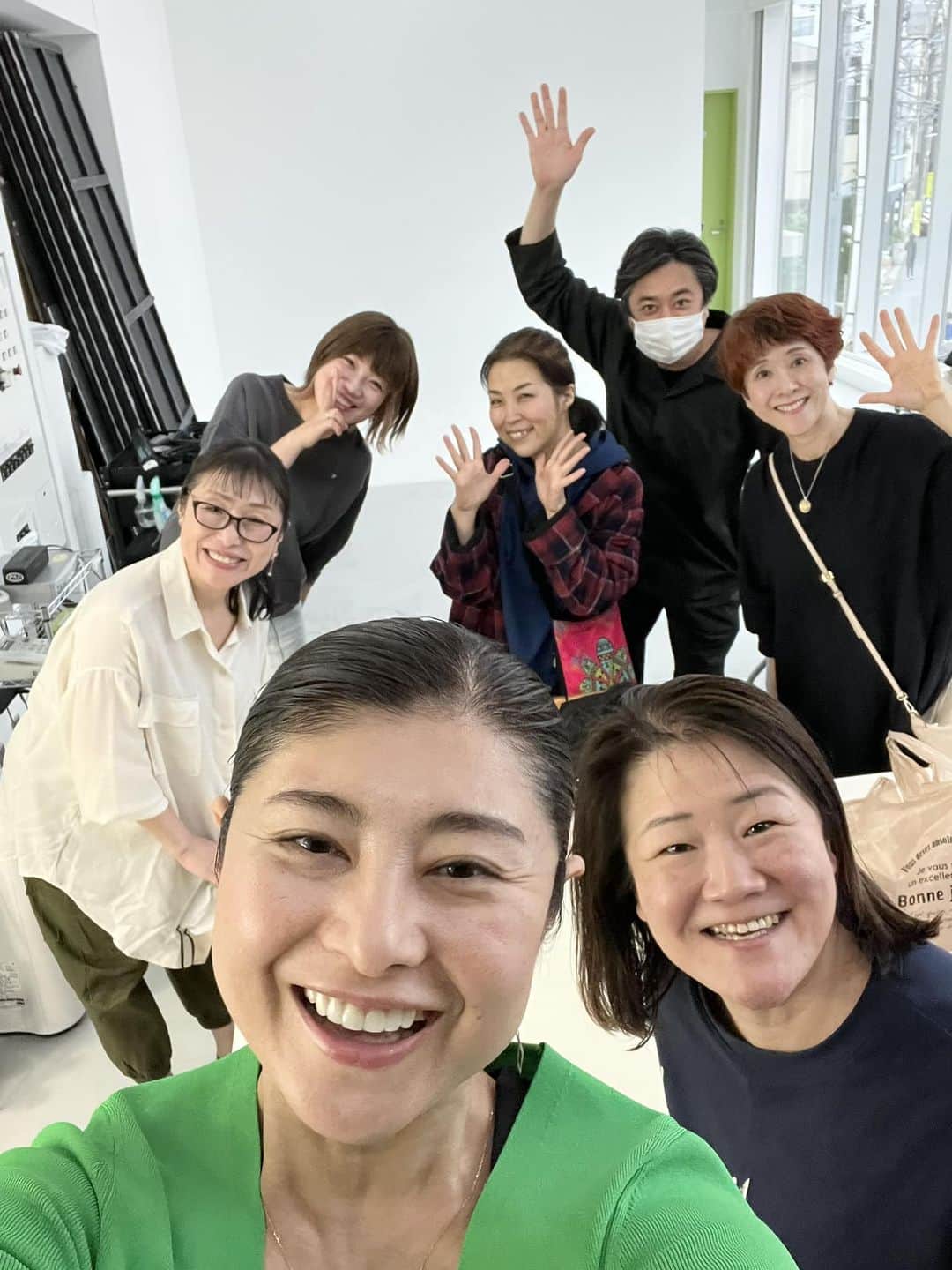 間々田佳子のインスタグラム：「今日は雑誌の撮影日！コアフェイストレーニングは顔の筋トレですが…またなんだかいろんなミラクルが起きました❣️楽しい撮影現場！インストラクターさん達も大活躍！ありがとうございました〜❣️」