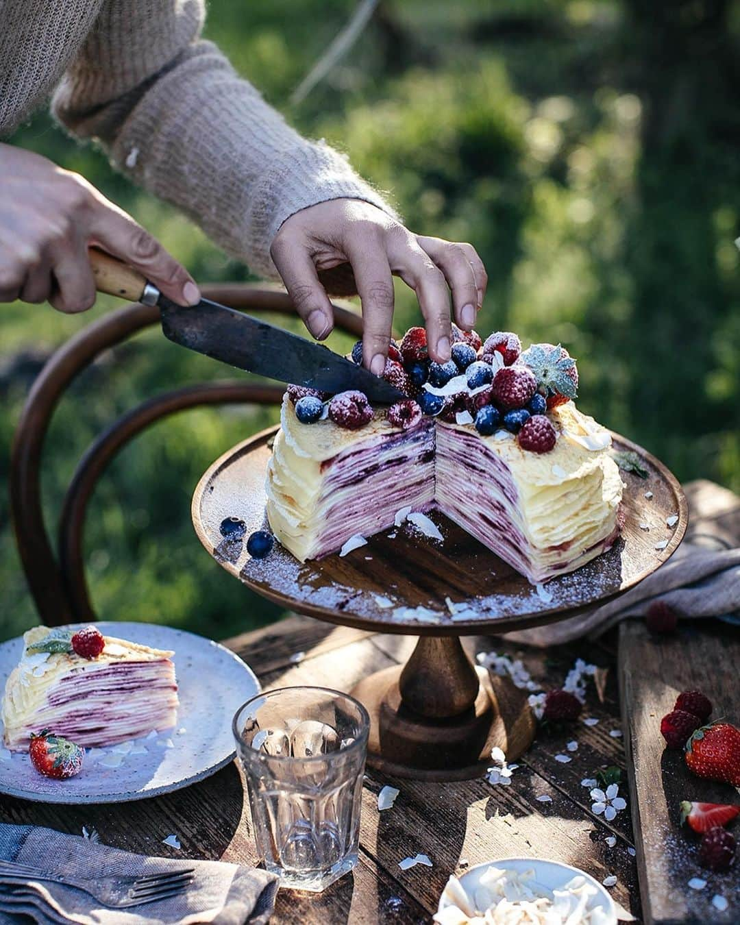 Our Food Storiesさんのインスタグラム写真 - (Our Food StoriesInstagram)「From a lovely spring afternoon in the garden 🌿 Get the recipe for this delicious gluten-free Crêpe cake on the blog, link is in profile. #ourfoodstories_countryside  _____ #springvibes #springishere #springblooms #blossoms #frühlingserwachen #frühlingsblumen #gardenlove #plumtree #plumtreeblossoms #foodstylist #foodphotographer #tablesetting #simplejoys #momentslikethese」4月25日 18時45分 - _foodstories_