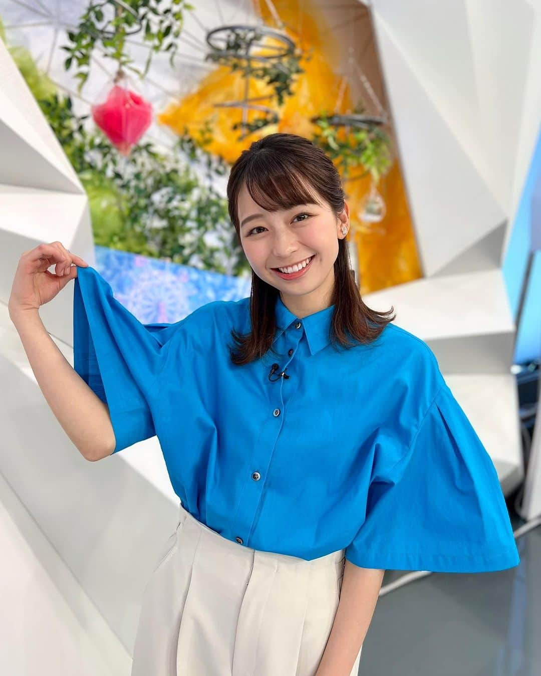 小室瑛莉子のインスタグラム：「先週のめざまし8の衣装です👗💙  #めざまし8 #あお」