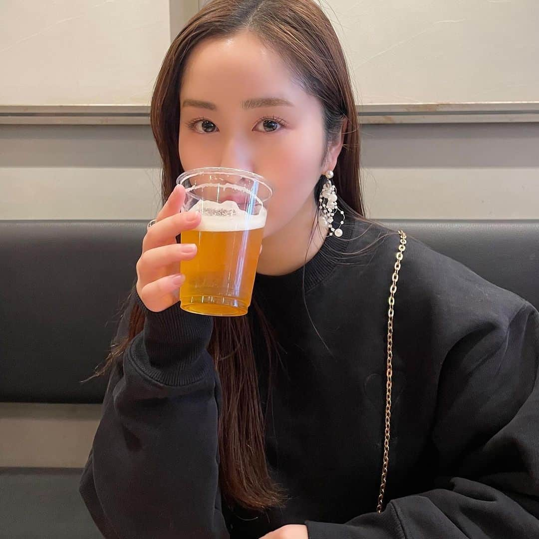 小森虹那のインスタグラム：「🍻  ひっっっさしぶりのオフ👶🏻🌷 というなの編集。ふふっ🤍  明日からまた張り切ってがんばろう〜。  #ロングヘア #ブラックコーデ #ビール女子 #ビール #パールピアス #パールアクセサリー #amiparis #amiparisコーデ」