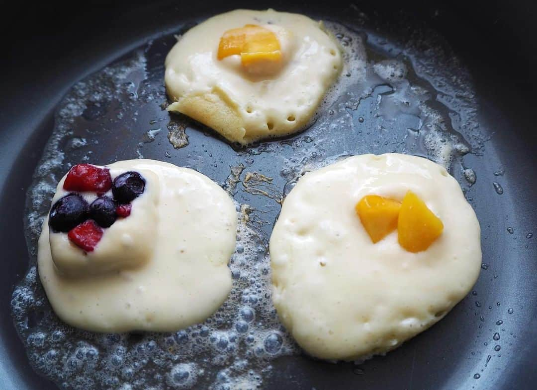 高木沙織さんのインスタグラム写真 - (高木沙織Instagram)「🥞 * 海外でバズっている 製氷皿でストックするパンケーキ。 * パンケーキの生地を作ったら あとは製氷皿に移して ドライフルーツを加えたりして 冷凍庫で凍らせておくだけ。 * 食べたいときに フォークですくい出す&フライパンで焼く…5分強で焼き立てパンケーキが食べられる♡ * 手のひらサイズで ちょうどいい食べ応え。 忙しい朝や ちょっとお腹が空いたときにも嬉しい。 * 焼いたあとの マンゴーとミックスベリーのところが美味しい^ ^ * * #パンケーキ #パンケーキ部  #パンケーキ🥞  #🥞 #おうちカフェ  #スイーツ #おやつ #pancakes  #pancake  #sweets #foodstagram」4月25日 18時54分 - saori_takagi