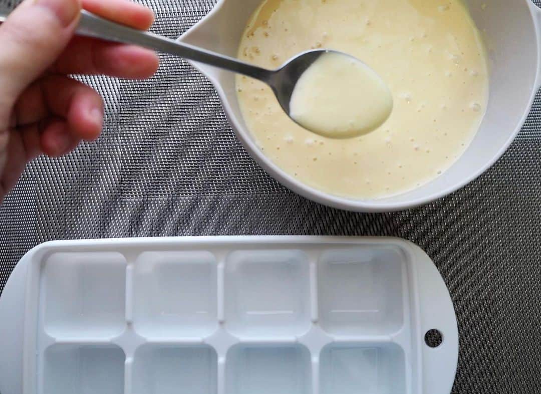 高木沙織さんのインスタグラム写真 - (高木沙織Instagram)「🥞 * 海外でバズっている 製氷皿でストックするパンケーキ。 * パンケーキの生地を作ったら あとは製氷皿に移して ドライフルーツを加えたりして 冷凍庫で凍らせておくだけ。 * 食べたいときに フォークですくい出す&フライパンで焼く…5分強で焼き立てパンケーキが食べられる♡ * 手のひらサイズで ちょうどいい食べ応え。 忙しい朝や ちょっとお腹が空いたときにも嬉しい。 * 焼いたあとの マンゴーとミックスベリーのところが美味しい^ ^ * * #パンケーキ #パンケーキ部  #パンケーキ🥞  #🥞 #おうちカフェ  #スイーツ #おやつ #pancakes  #pancake  #sweets #foodstagram」4月25日 18時54分 - saori_takagi